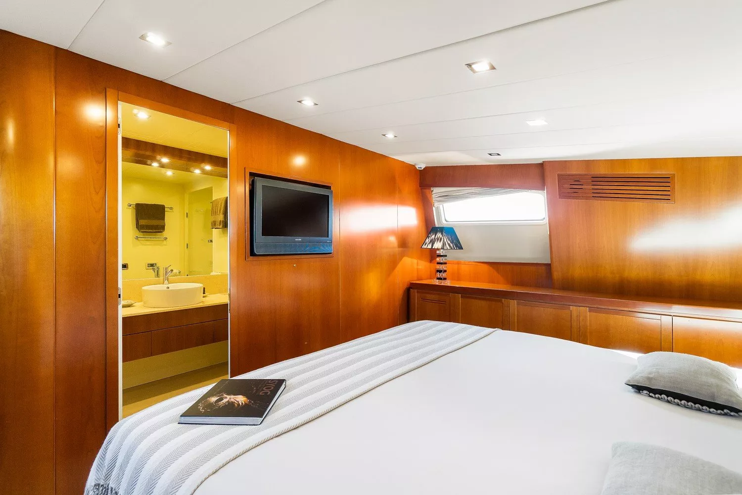 https://dev-api.arconyachts.com/storage/media/23013/conversions/724_2420093309-optimize.webp