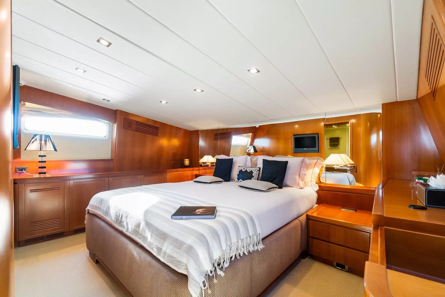 https://dev-api.arconyachts.com/storage/media/23020/conversions/724_6300830035-optimize.webp