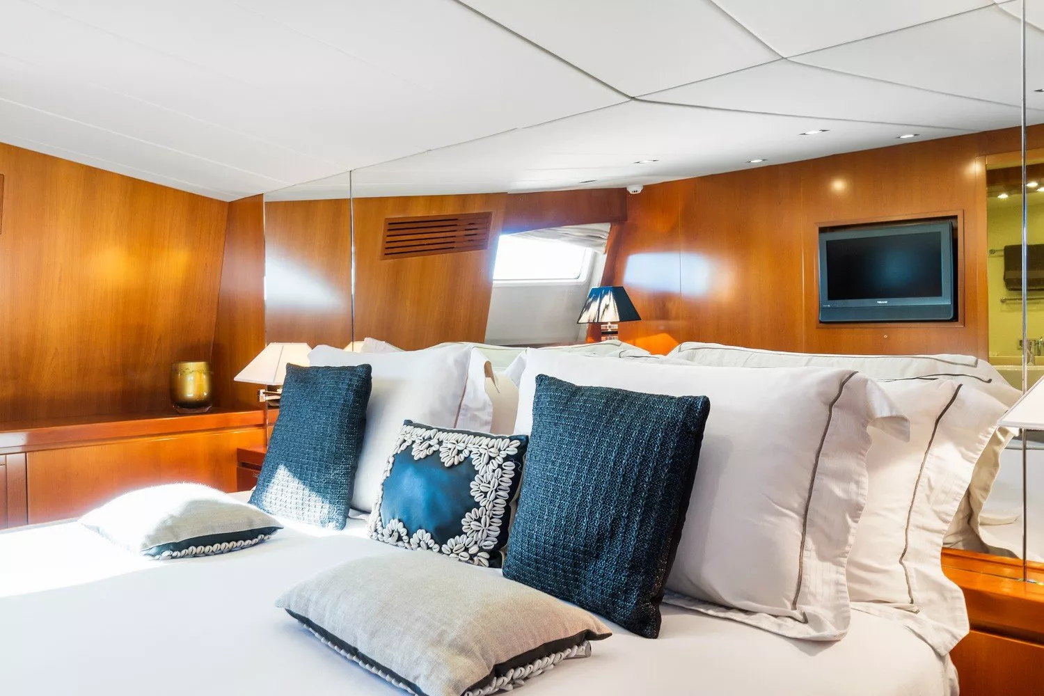 https://dev-api.arconyachts.com/storage/media/23021/conversions/724_2809595397-optimize.webp
