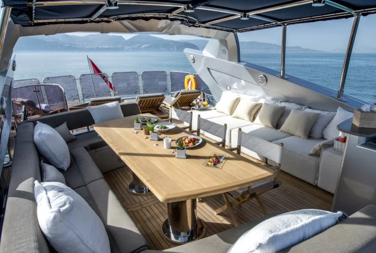https://dev-api.arconyachts.com/storage/media/23033/conversions/721_1859950066-optimize.webp