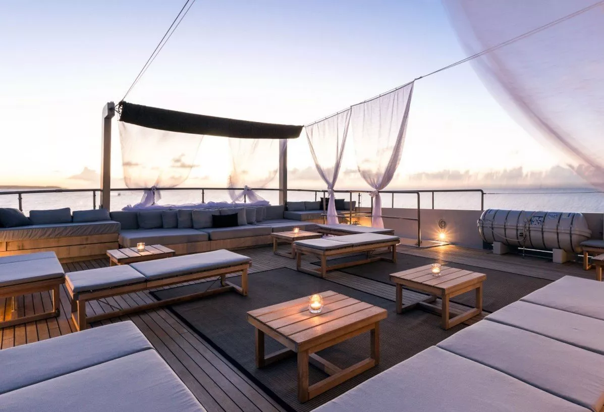 https://dev-api.arconyachts.com/storage/media/23045/conversions/301_1338791368-optimize.webp