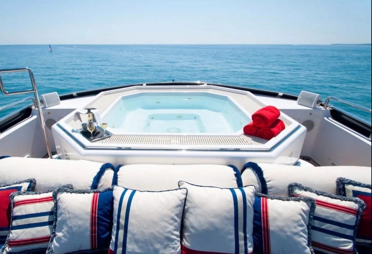 https://dev-api.arconyachts.com/storage/media/23141/conversions/720_0003659376-optimize.webp
