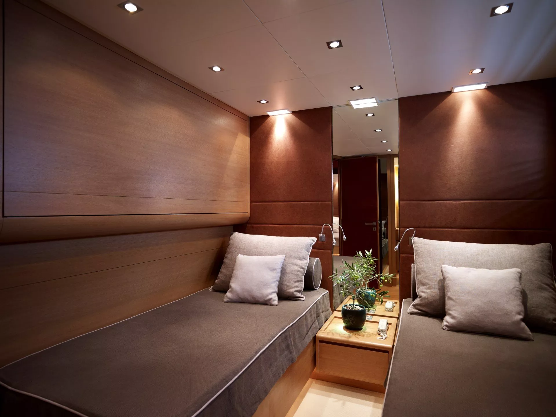 https://dev-api.arconyachts.com/storage/media/23173/conversions/47_7235197424-optimize.webp
