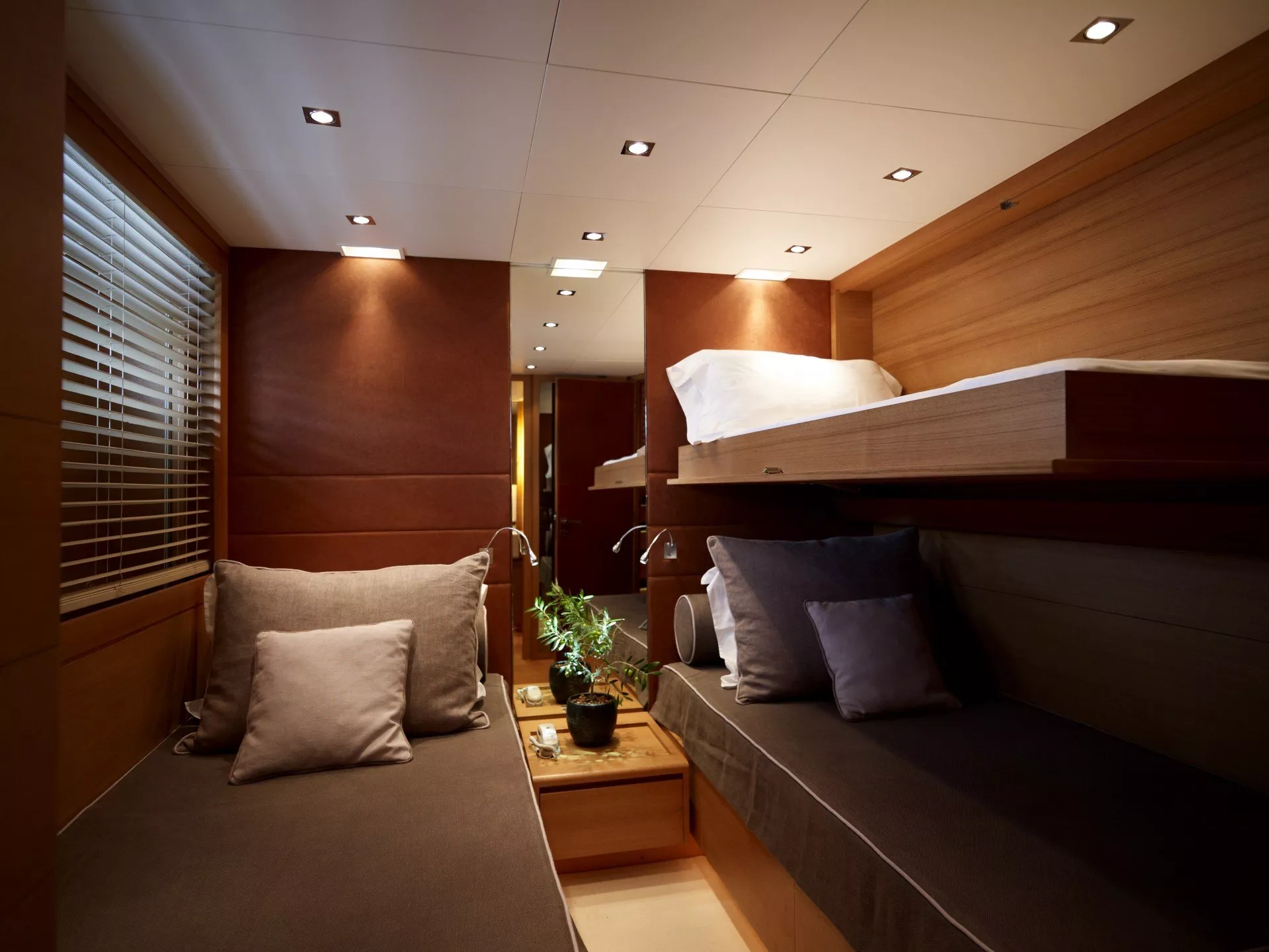 https://dev-api.arconyachts.com/storage/media/23174/conversions/47_1812505043-optimize.webp