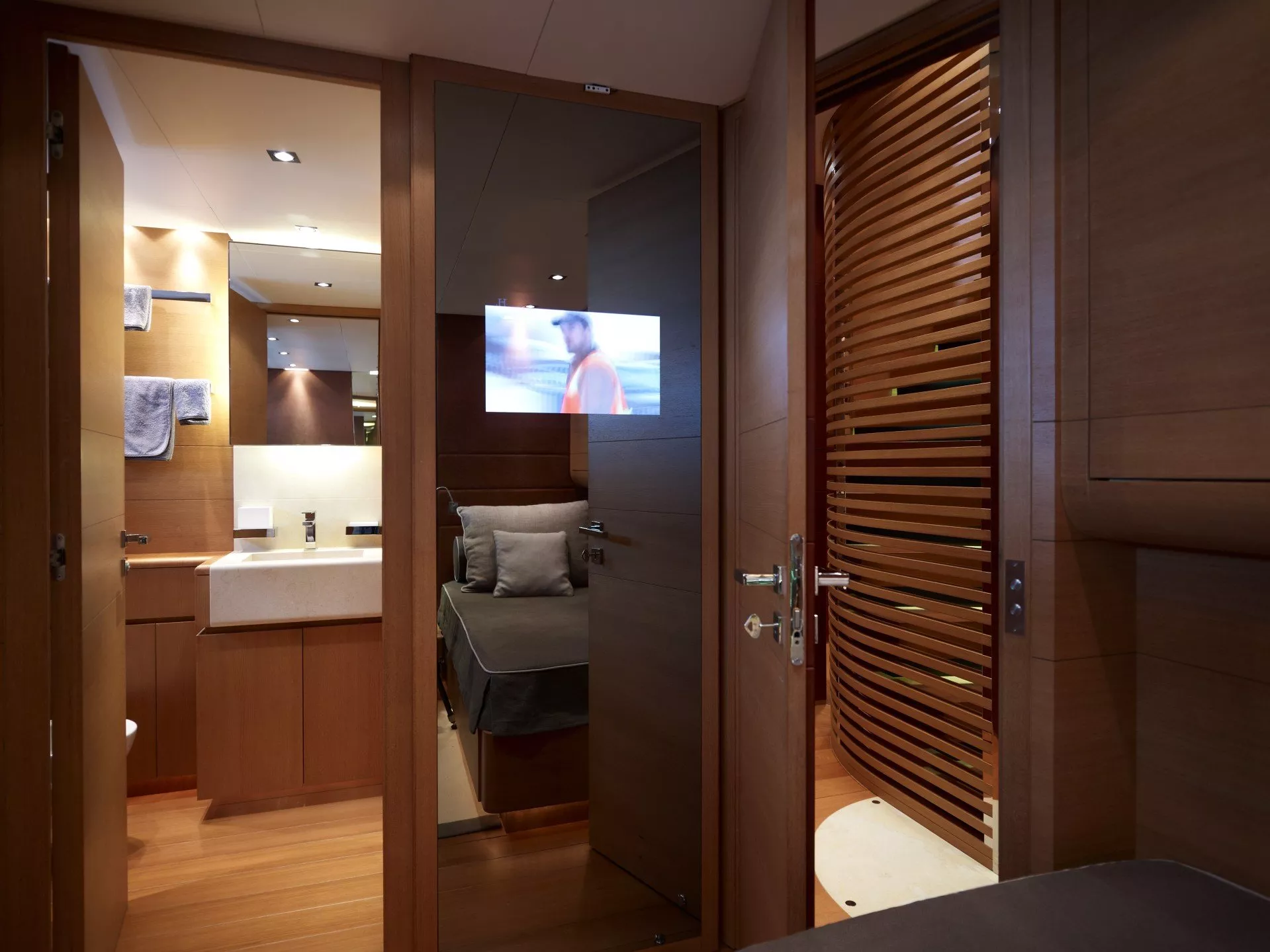 https://dev-api.arconyachts.com/storage/media/23175/conversions/47_8077942006-optimize.webp