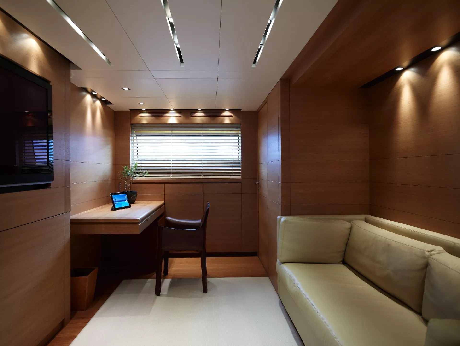 https://dev-api.arconyachts.com/storage/media/23176/conversions/47_5114489015-optimize.webp
