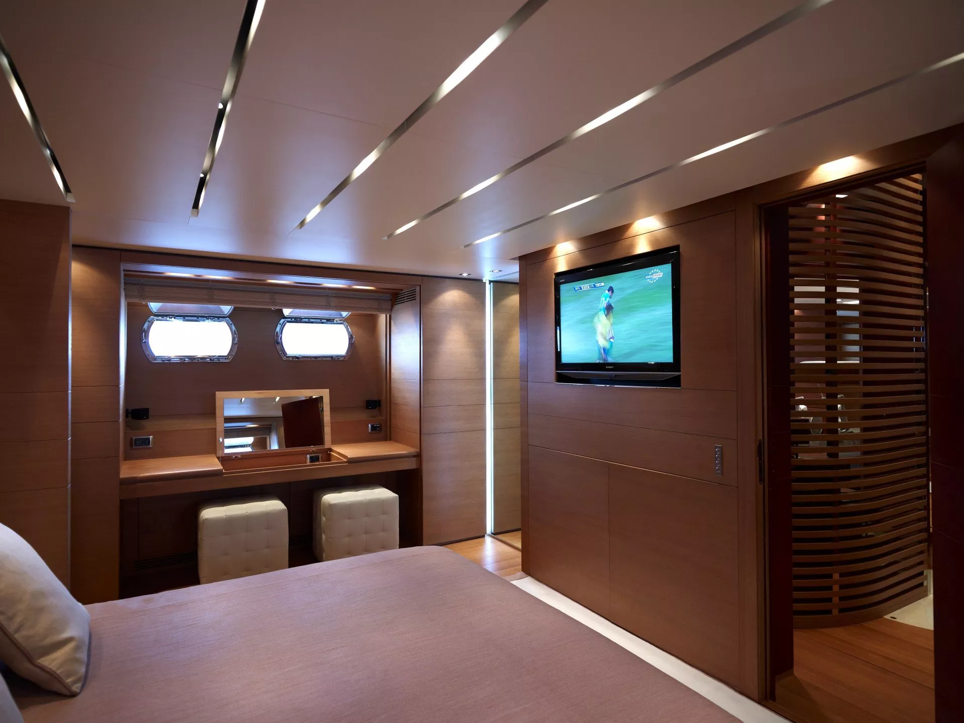 https://dev-api.arconyachts.com/storage/media/23177/conversions/47_4467803793-optimize.webp
