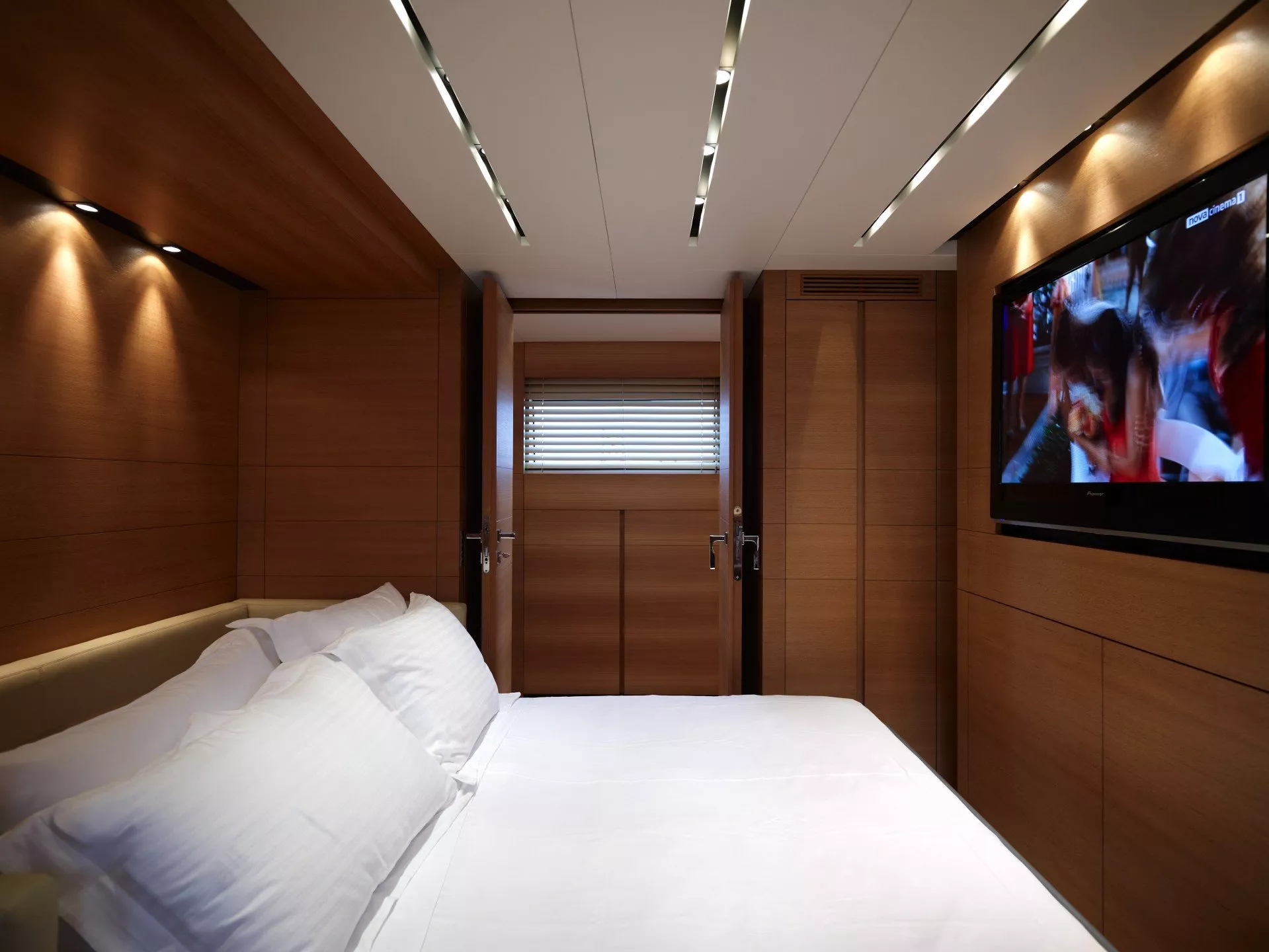 https://dev-api.arconyachts.com/storage/media/23180/conversions/47_0445001259-optimize.webp