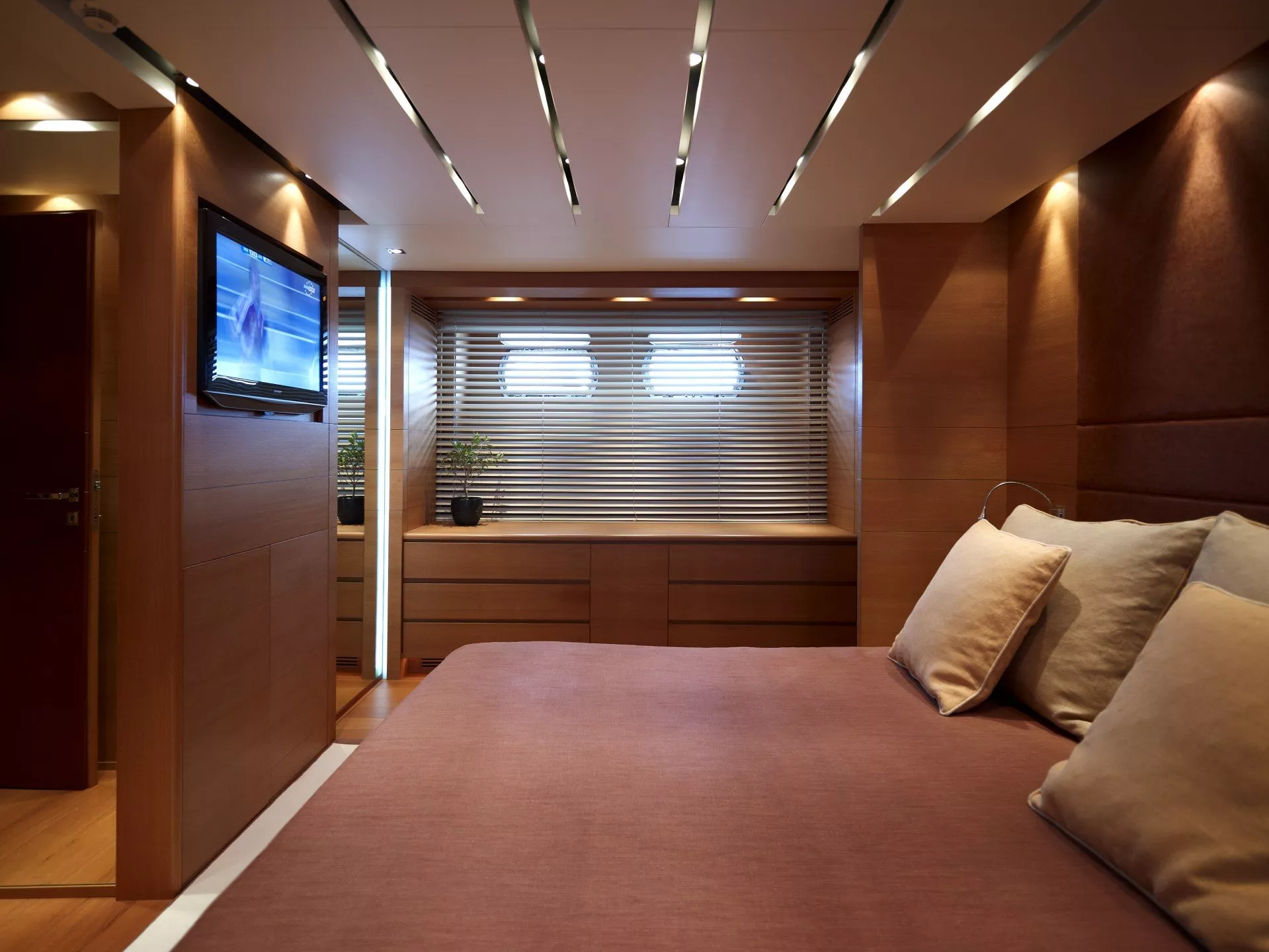 https://dev-api.arconyachts.com/storage/media/23182/conversions/47_9540057630-optimize.webp