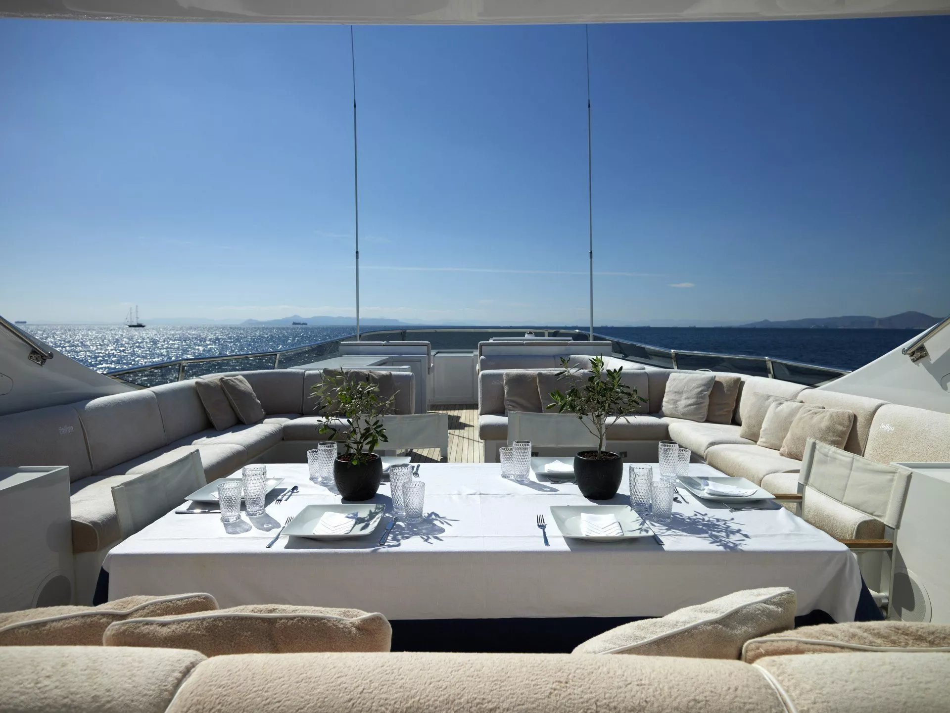 https://dev-api.arconyachts.com/storage/media/23186/conversions/47_3063347527-optimize.webp