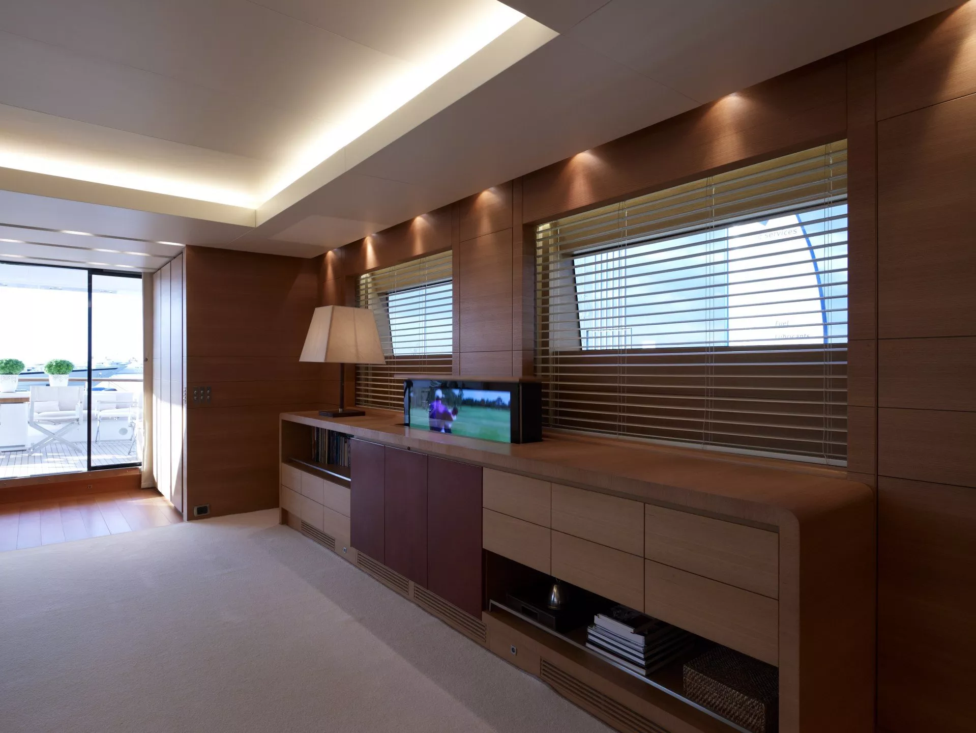 https://dev-api.arconyachts.com/storage/media/23193/conversions/47_8678661335-optimize.webp