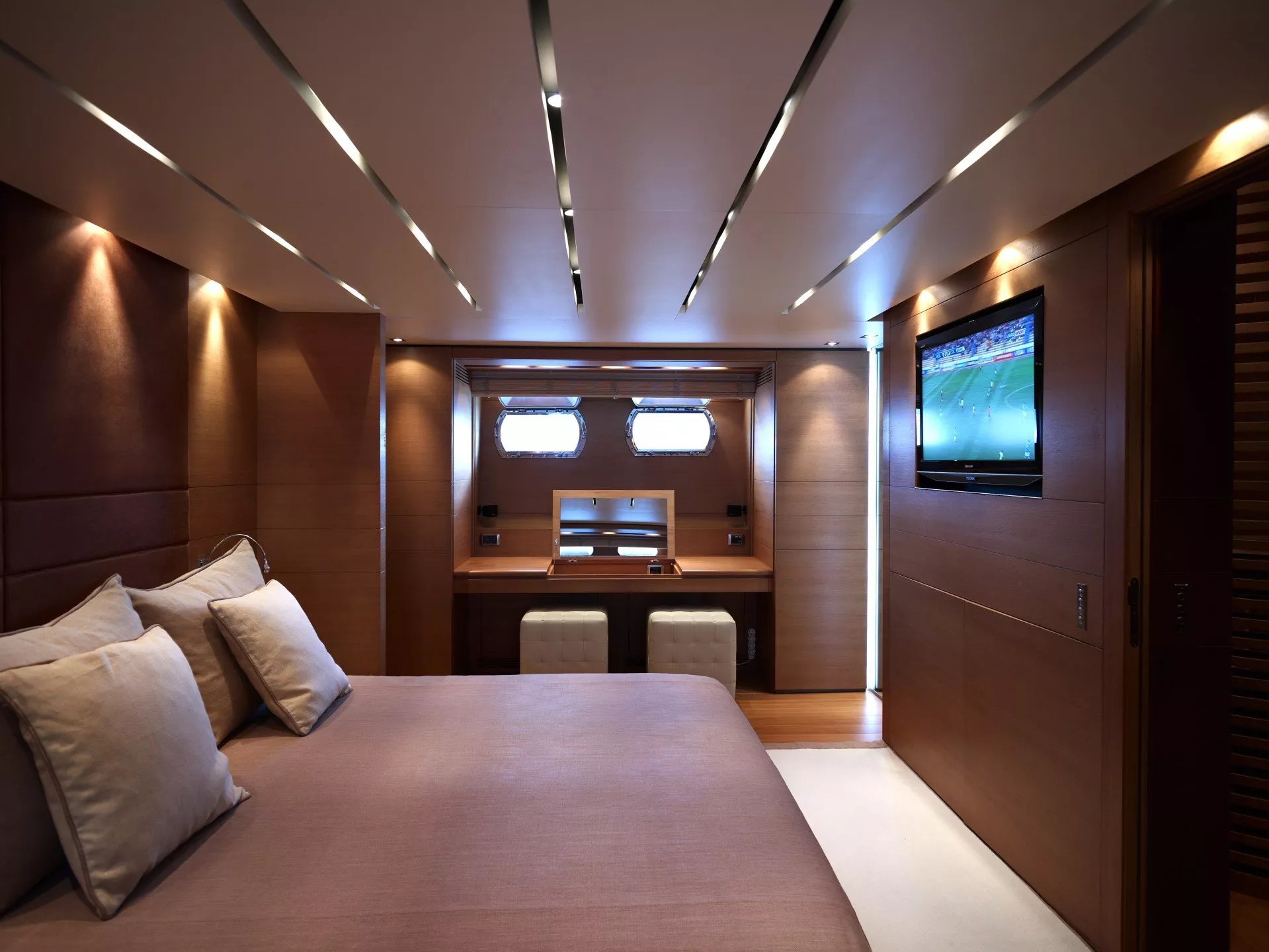 https://dev-api.arconyachts.com/storage/media/23195/conversions/47_7918305744-optimize.webp