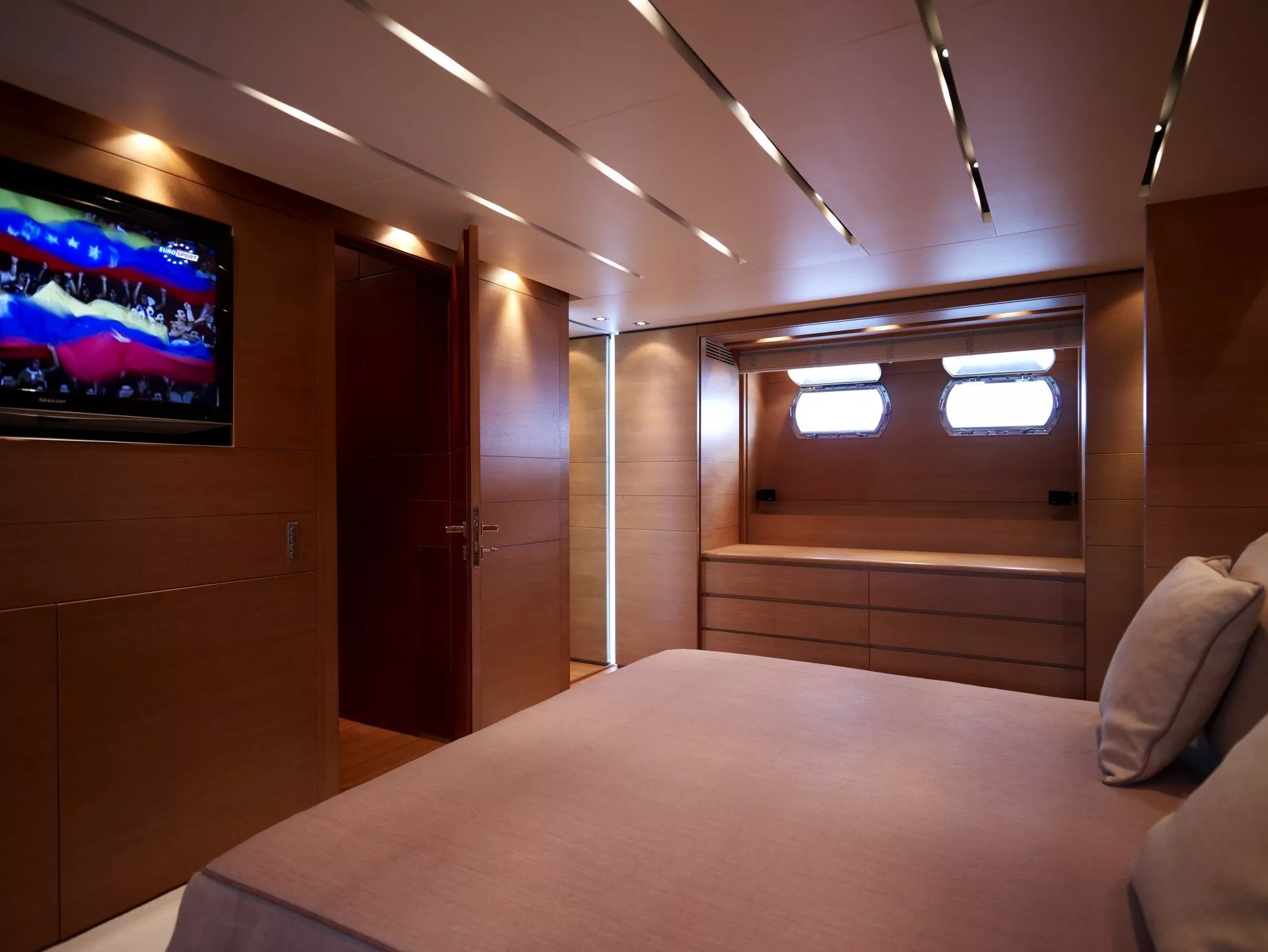https://dev-api.arconyachts.com/storage/media/23196/conversions/47_5760694394-optimize.webp