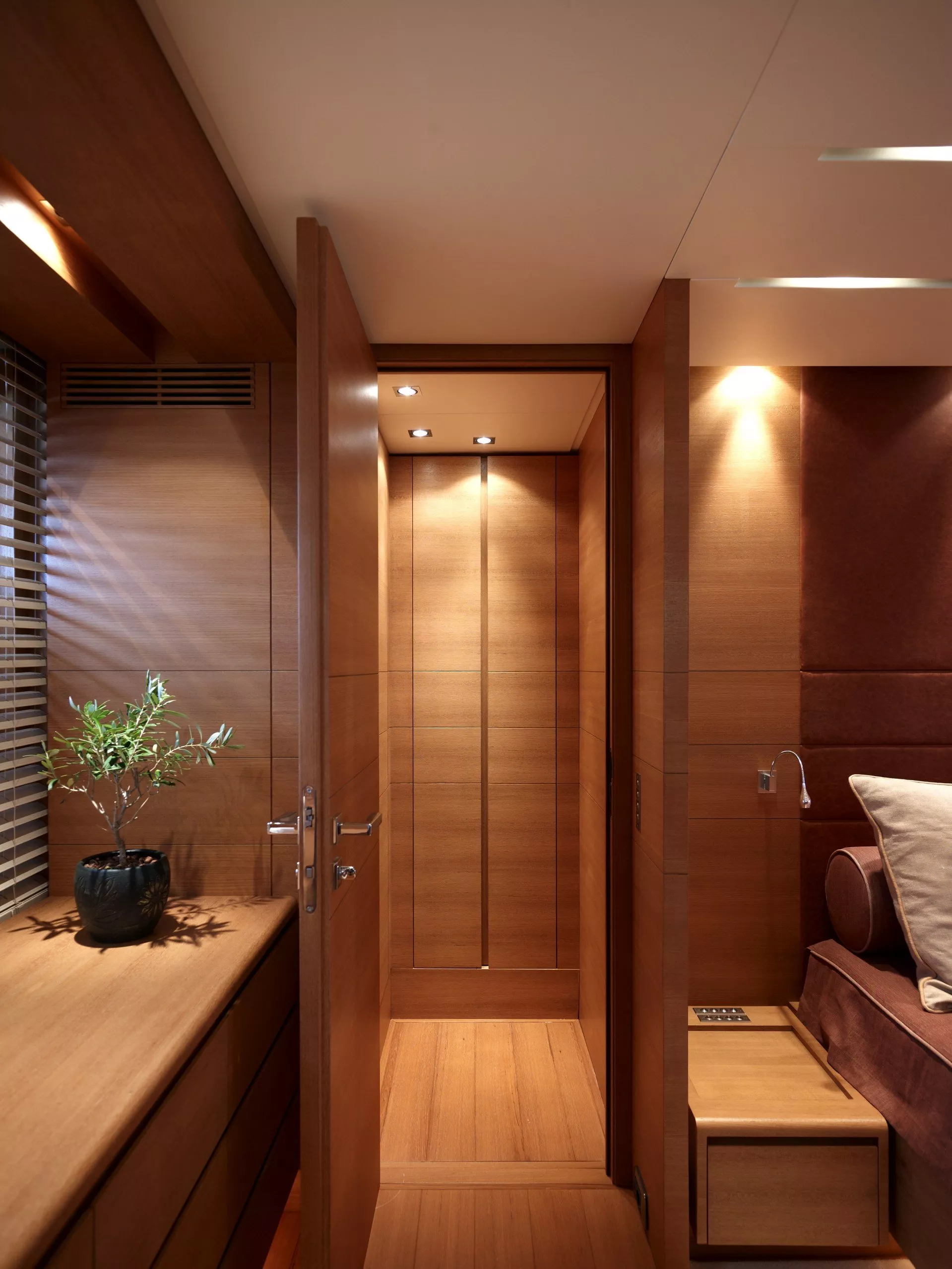 https://dev-api.arconyachts.com/storage/media/23198/conversions/47_6856560130-optimize.webp