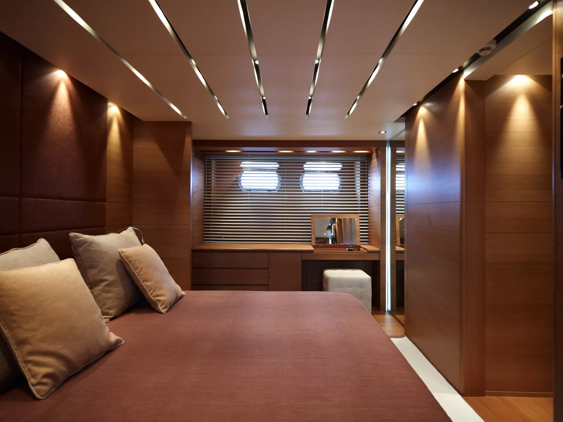 https://dev-api.arconyachts.com/storage/media/23201/conversions/47_2808083068-optimize.webp