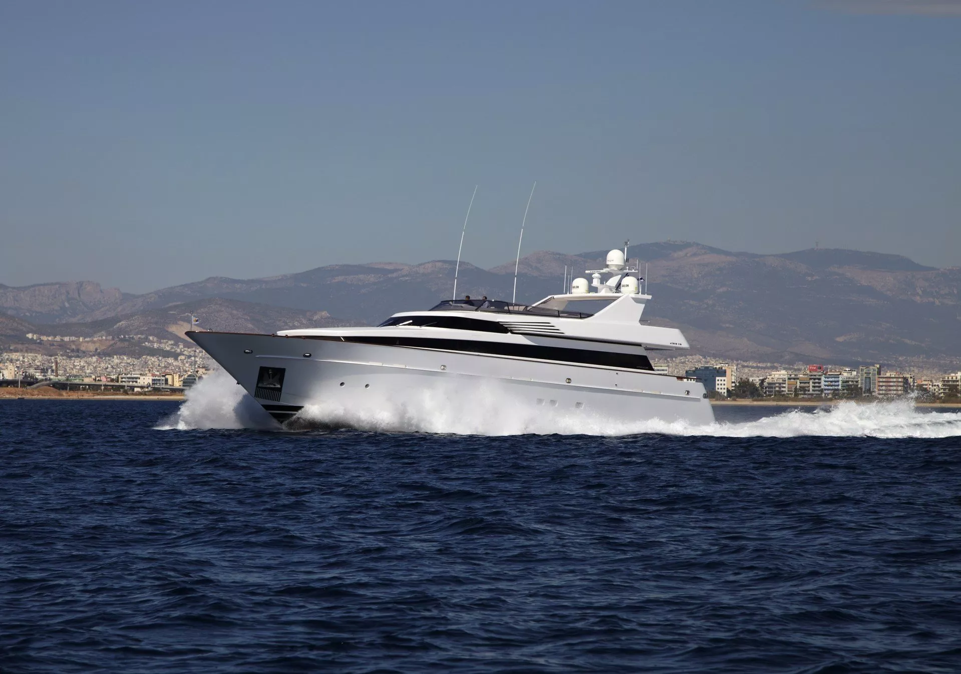 https://dev-api.arconyachts.com/storage/media/23204/conversions/47_8318643289-optimize.webp