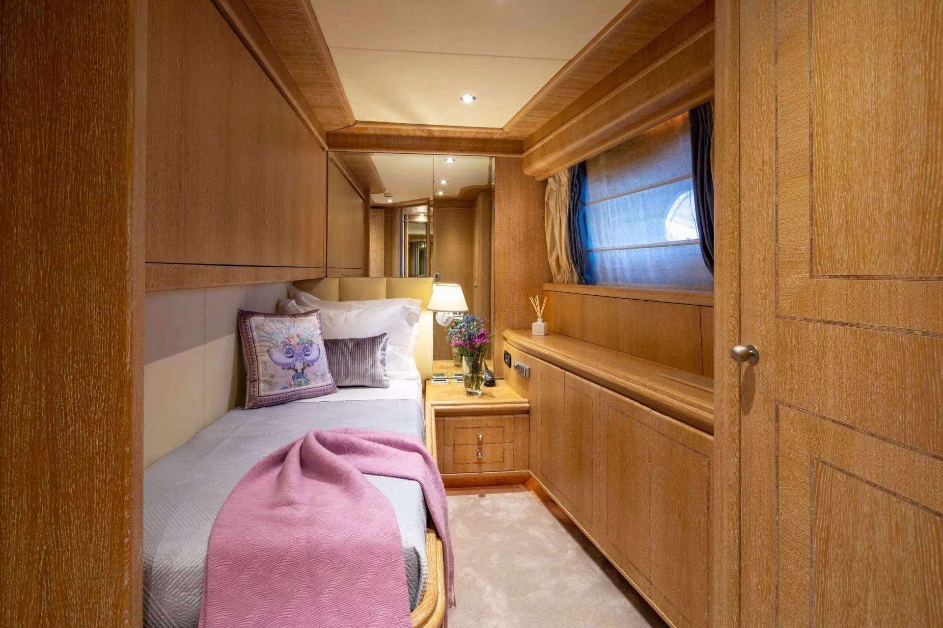 https://dev-api.arconyachts.com/storage/media/23212/conversions/718_6187089380-optimize.webp