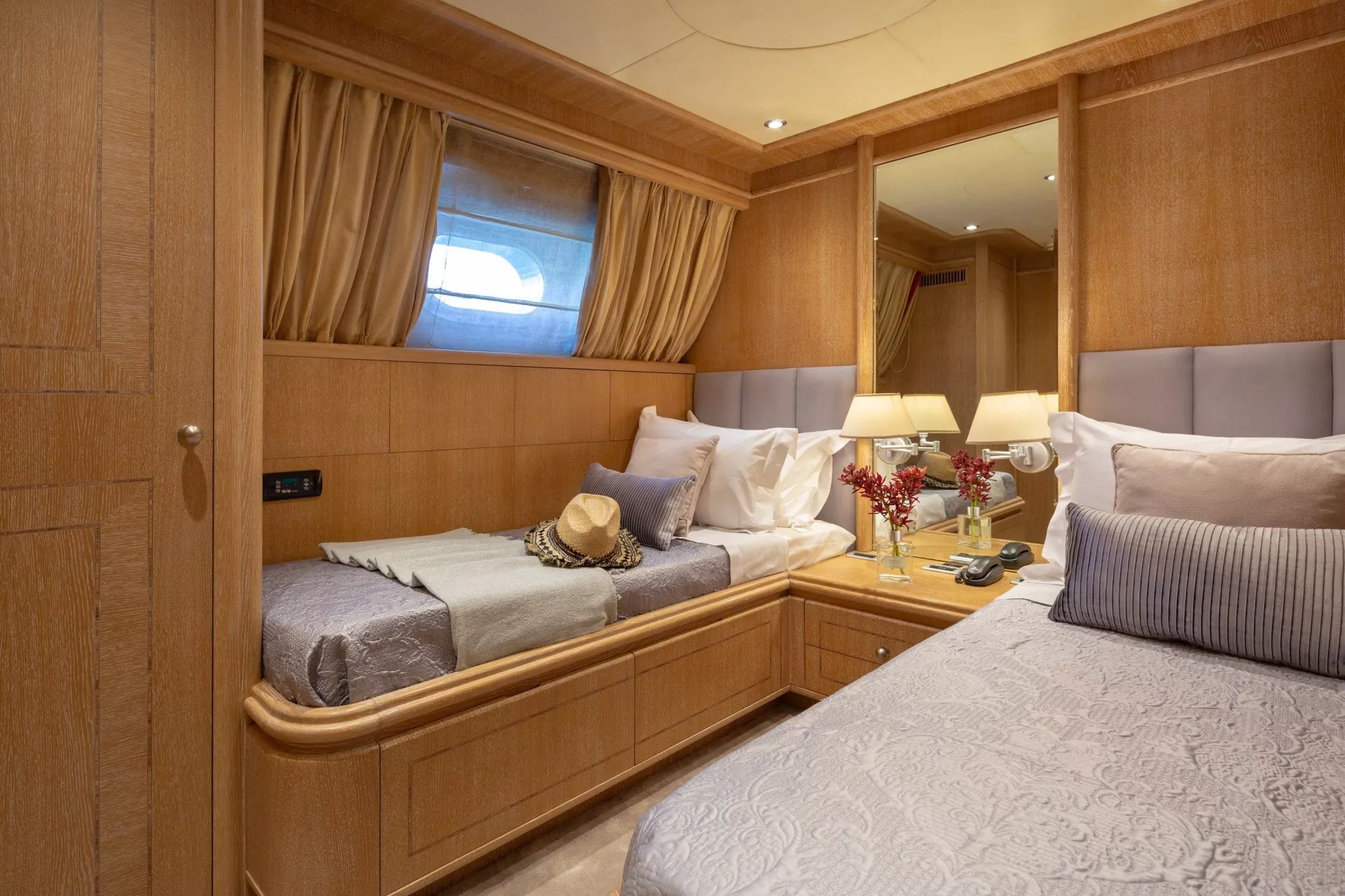 https://dev-api.arconyachts.com/storage/media/23213/conversions/718_4968343646-optimize.webp