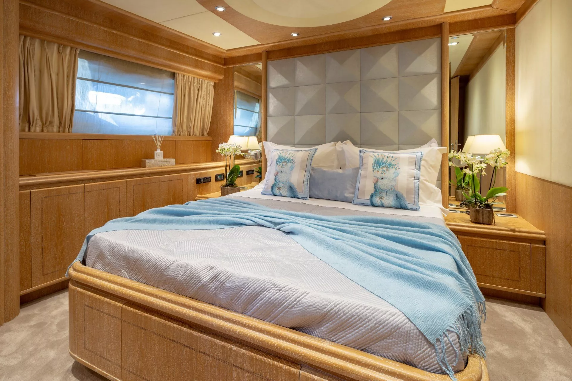 https://dev-api.arconyachts.com/storage/media/23214/conversions/718_6263898760-optimize.webp