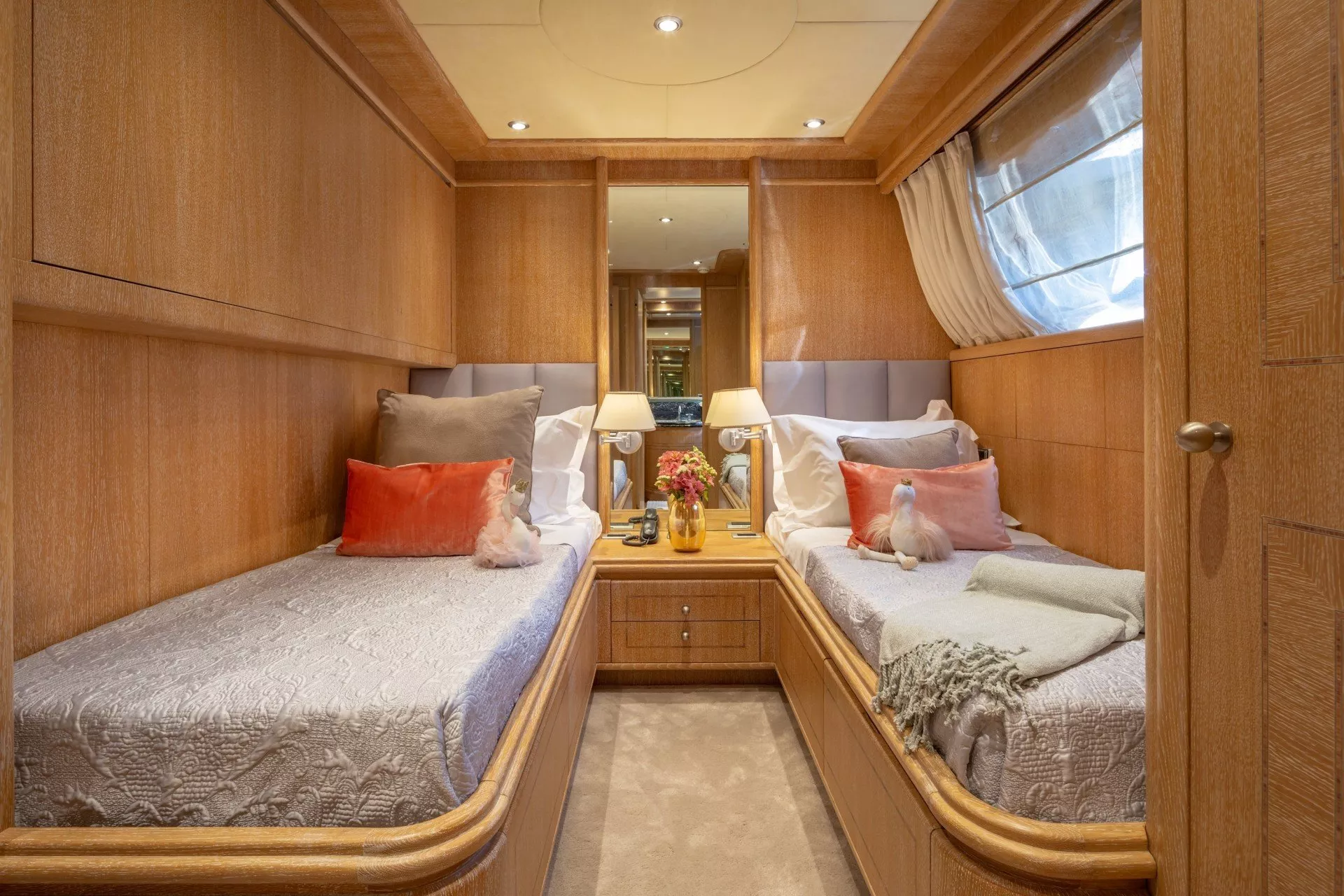 https://dev-api.arconyachts.com/storage/media/23215/conversions/718_2597906867-optimize.webp