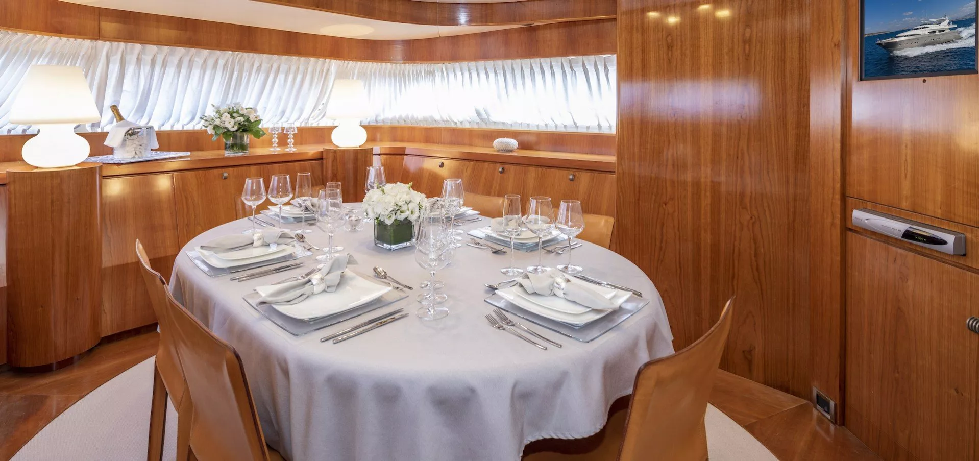 https://dev-api.arconyachts.com/storage/media/23245/conversions/717_8806628471-optimize.webp