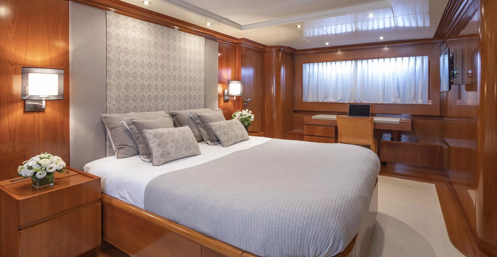 https://dev-api.arconyachts.com/storage/media/23246/conversions/717_6698630427-optimize.webp