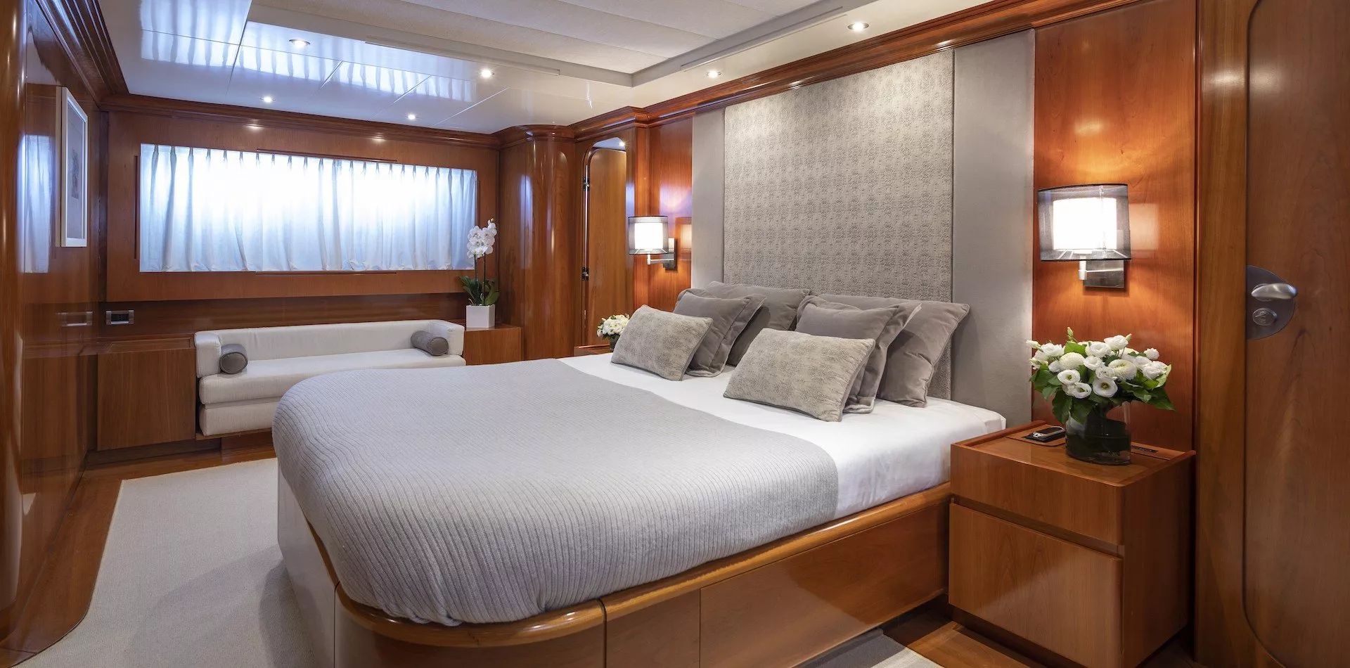 https://dev-api.arconyachts.com/storage/media/23247/conversions/717_9075410084-optimize.webp