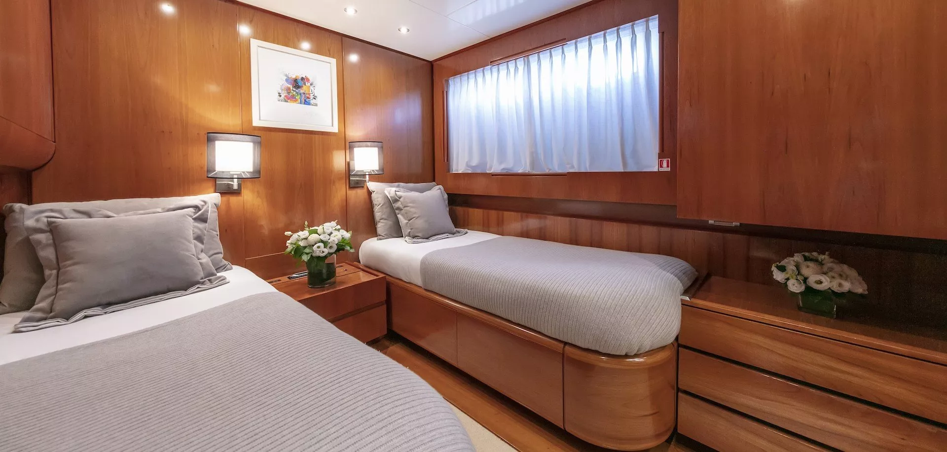 https://dev-api.arconyachts.com/storage/media/23249/conversions/717_4088466392-optimize.webp