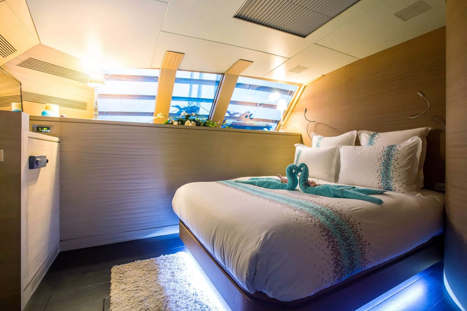 https://dev-api.arconyachts.com/storage/media/23259/conversions/716_7632908954-optimize.webp