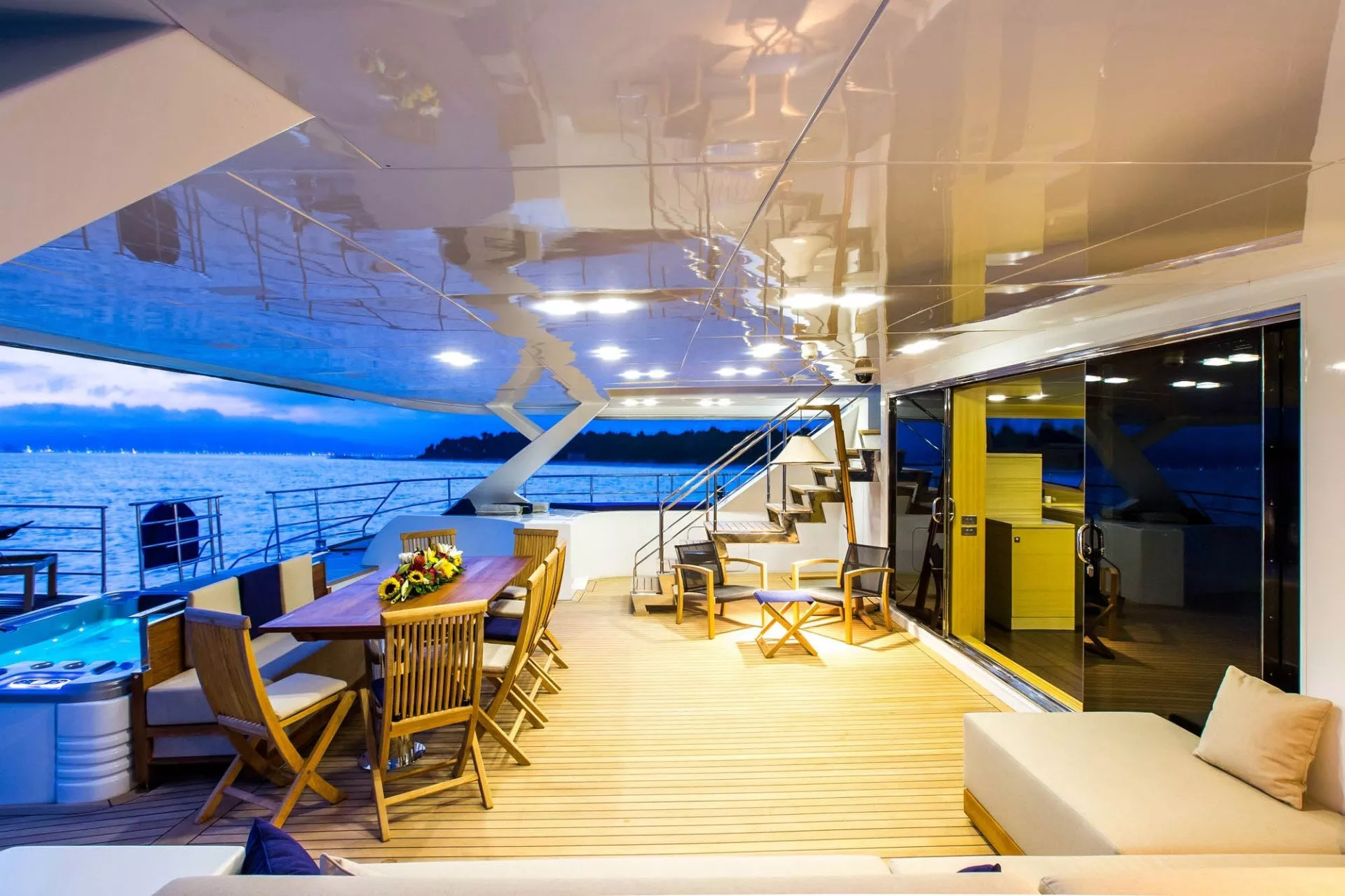 https://dev-api.arconyachts.com/storage/media/23261/conversions/716_8710281158-optimize.webp
