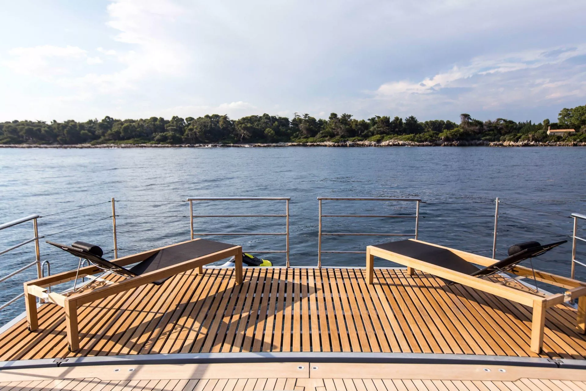 https://dev-api.arconyachts.com/storage/media/23265/conversions/716_5789128430-optimize.webp