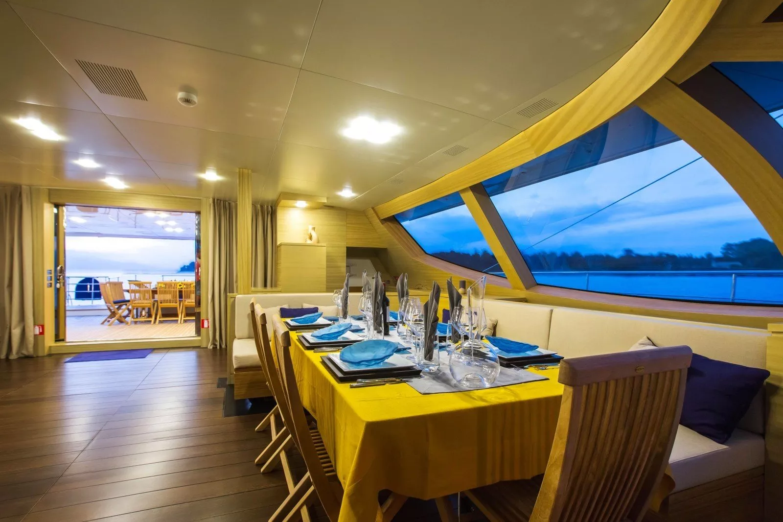 https://dev-api.arconyachts.com/storage/media/23275/conversions/716_2847288002-optimize.webp
