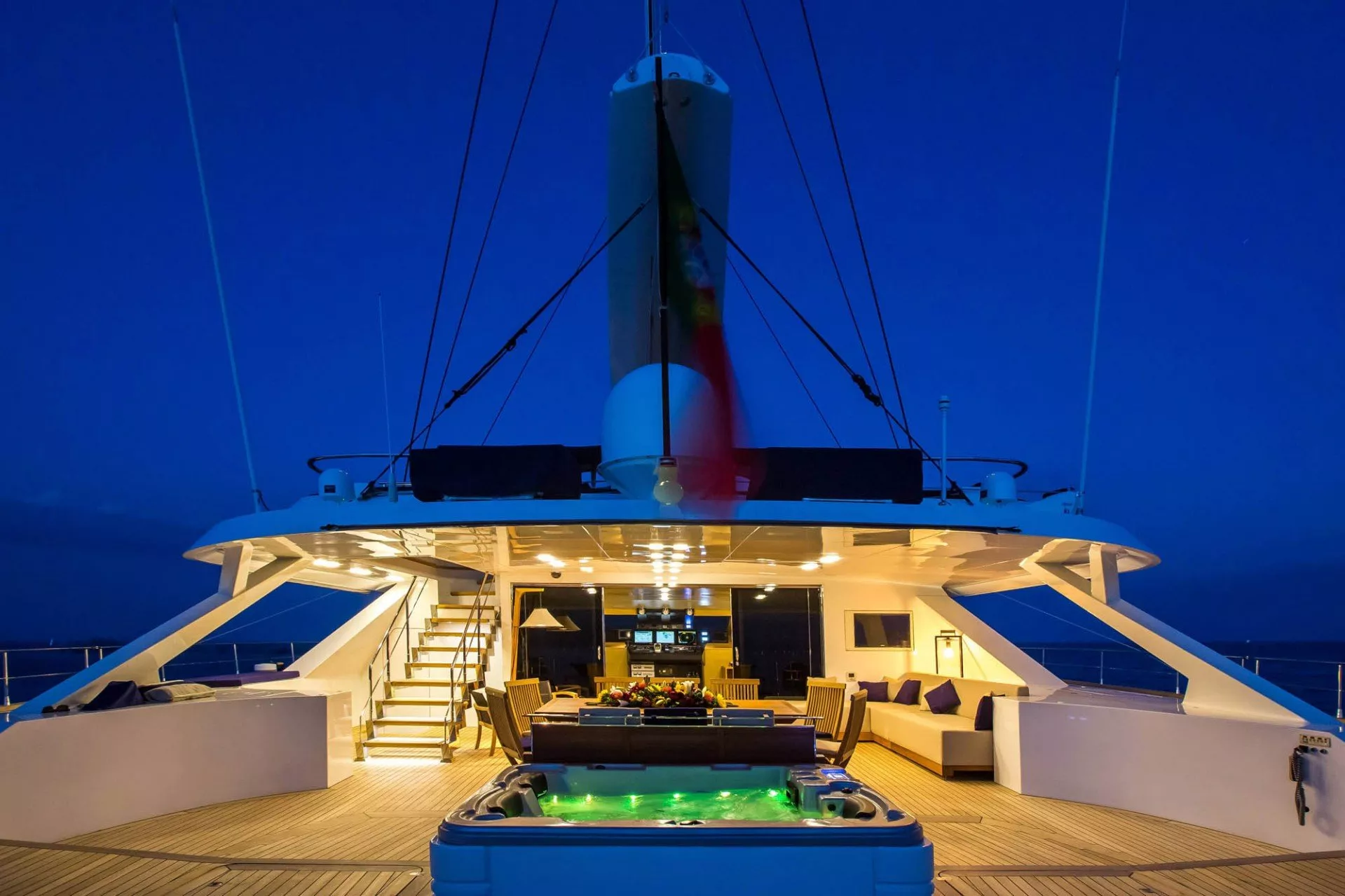 https://dev-api.arconyachts.com/storage/media/23278/conversions/716_9396735203-optimize.webp