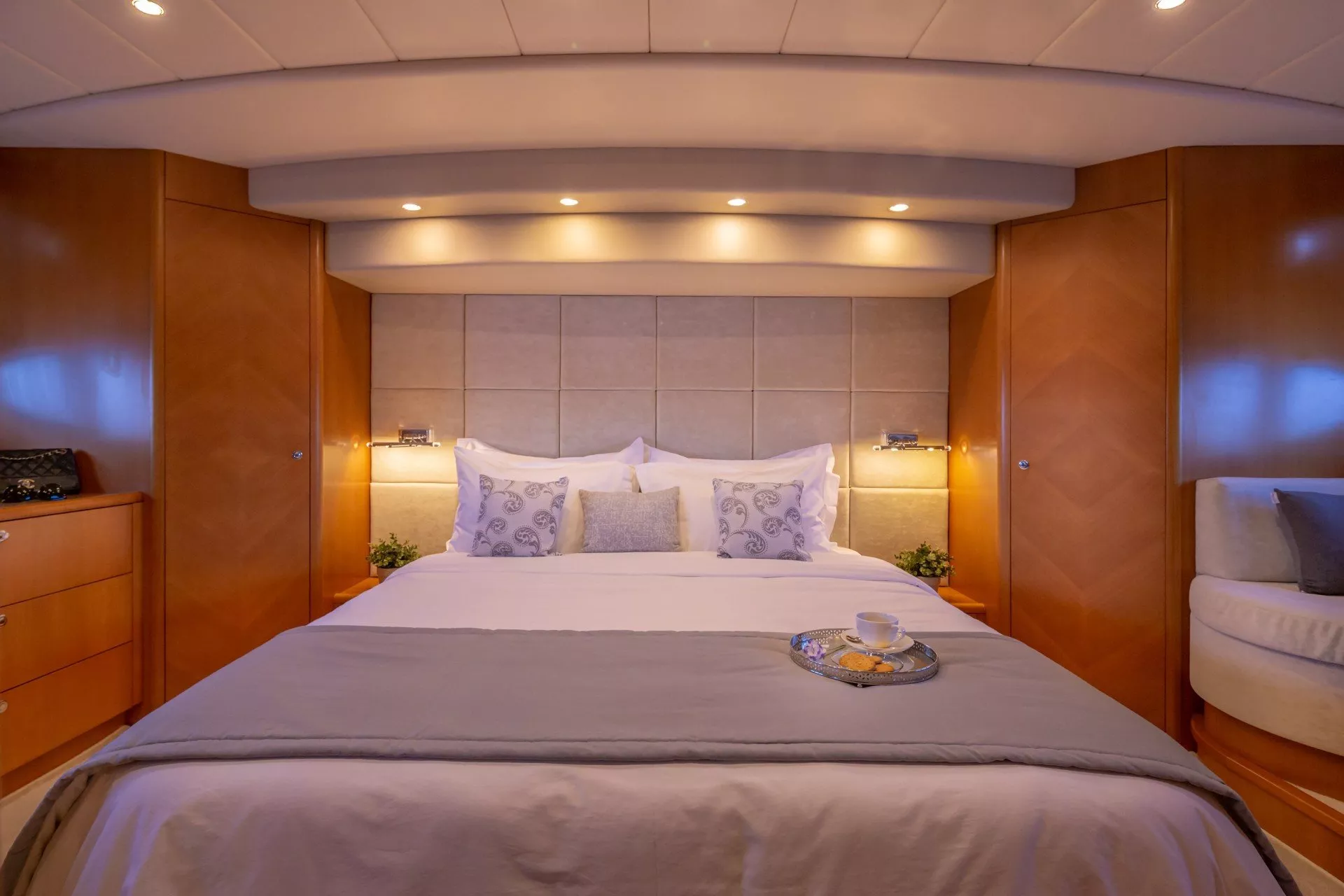 https://dev-api.arconyachts.com/storage/media/23302/conversions/714_2075316486-optimize.webp