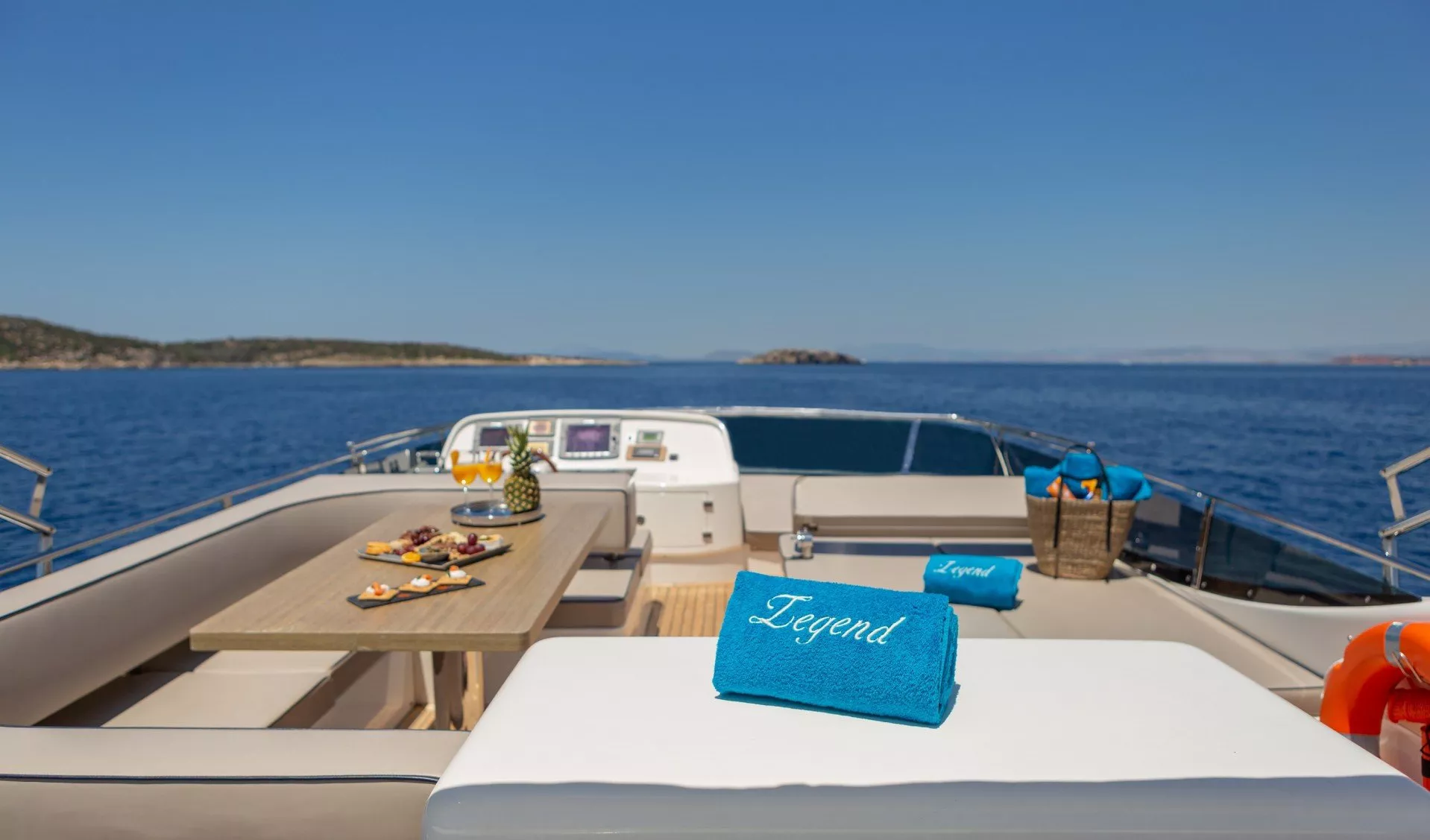 https://dev-api.arconyachts.com/storage/media/23305/conversions/714_0160560070-optimize.webp