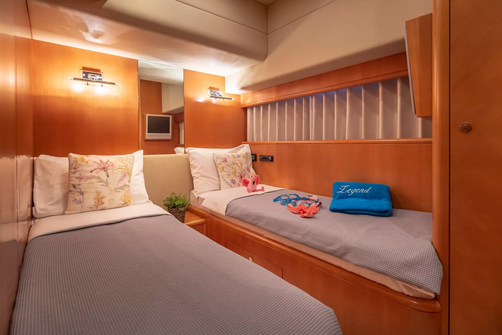 https://dev-api.arconyachts.com/storage/media/23307/conversions/714_4589711039-optimize.webp