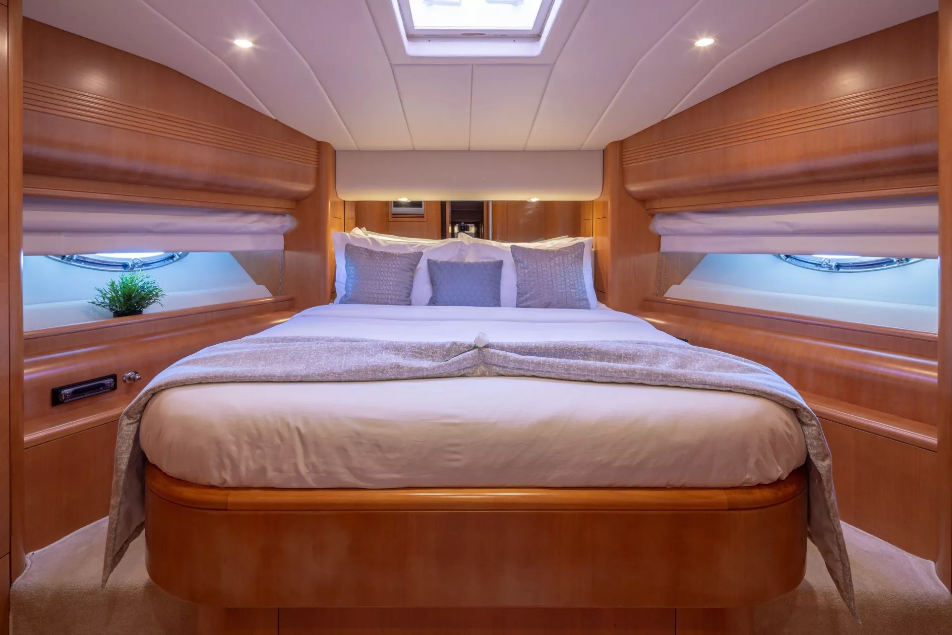 https://dev-api.arconyachts.com/storage/media/23308/conversions/714_1753731858-optimize.webp