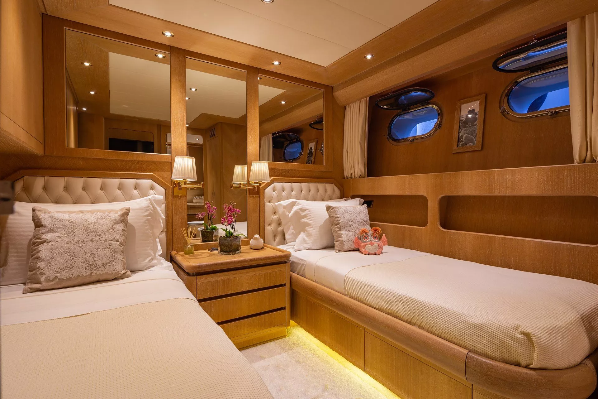 https://dev-api.arconyachts.com/storage/media/23317/conversions/713_4421559184-optimize.webp