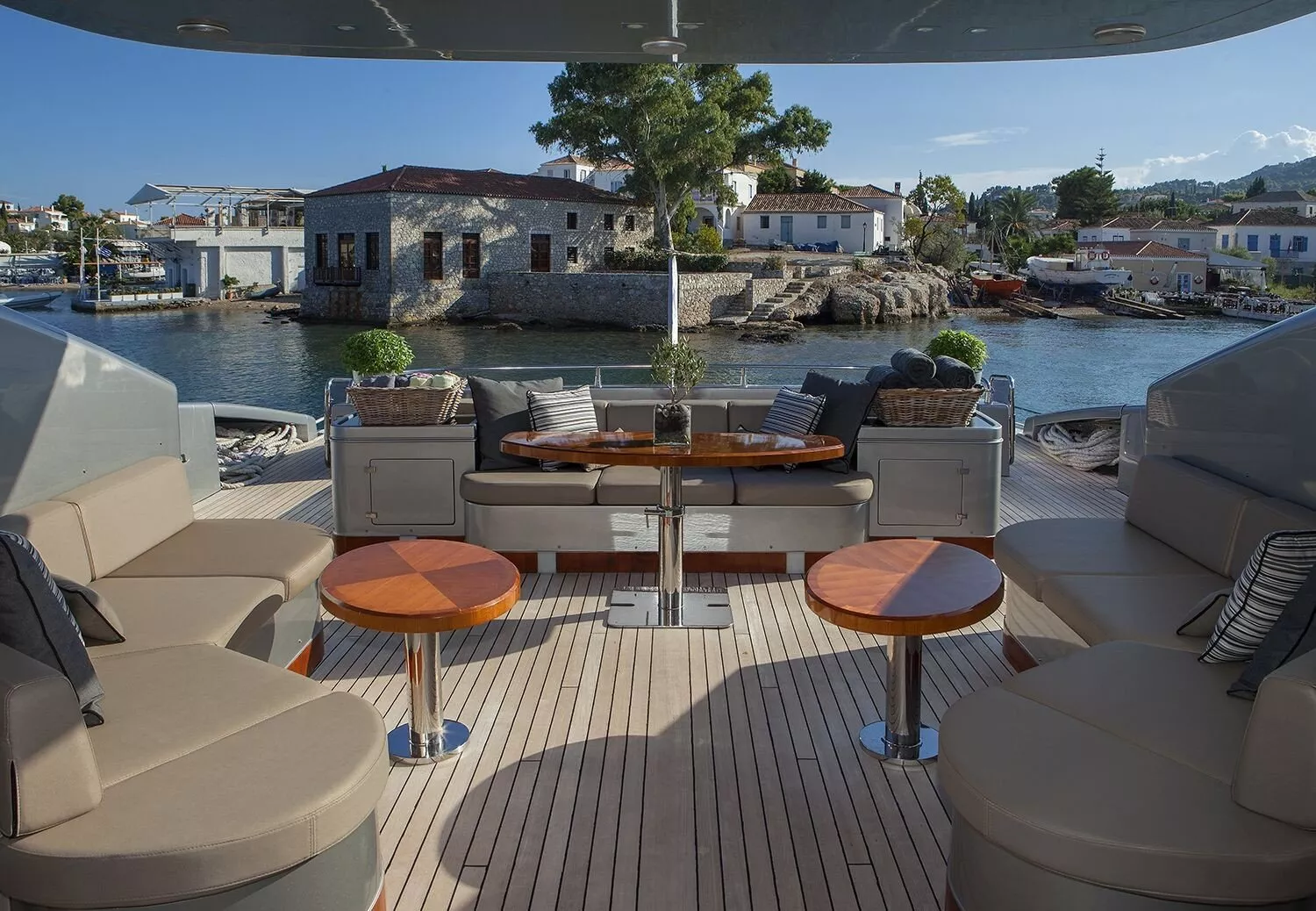 https://dev-api.arconyachts.com/storage/media/23334/conversions/346_7668088356-optimize.webp