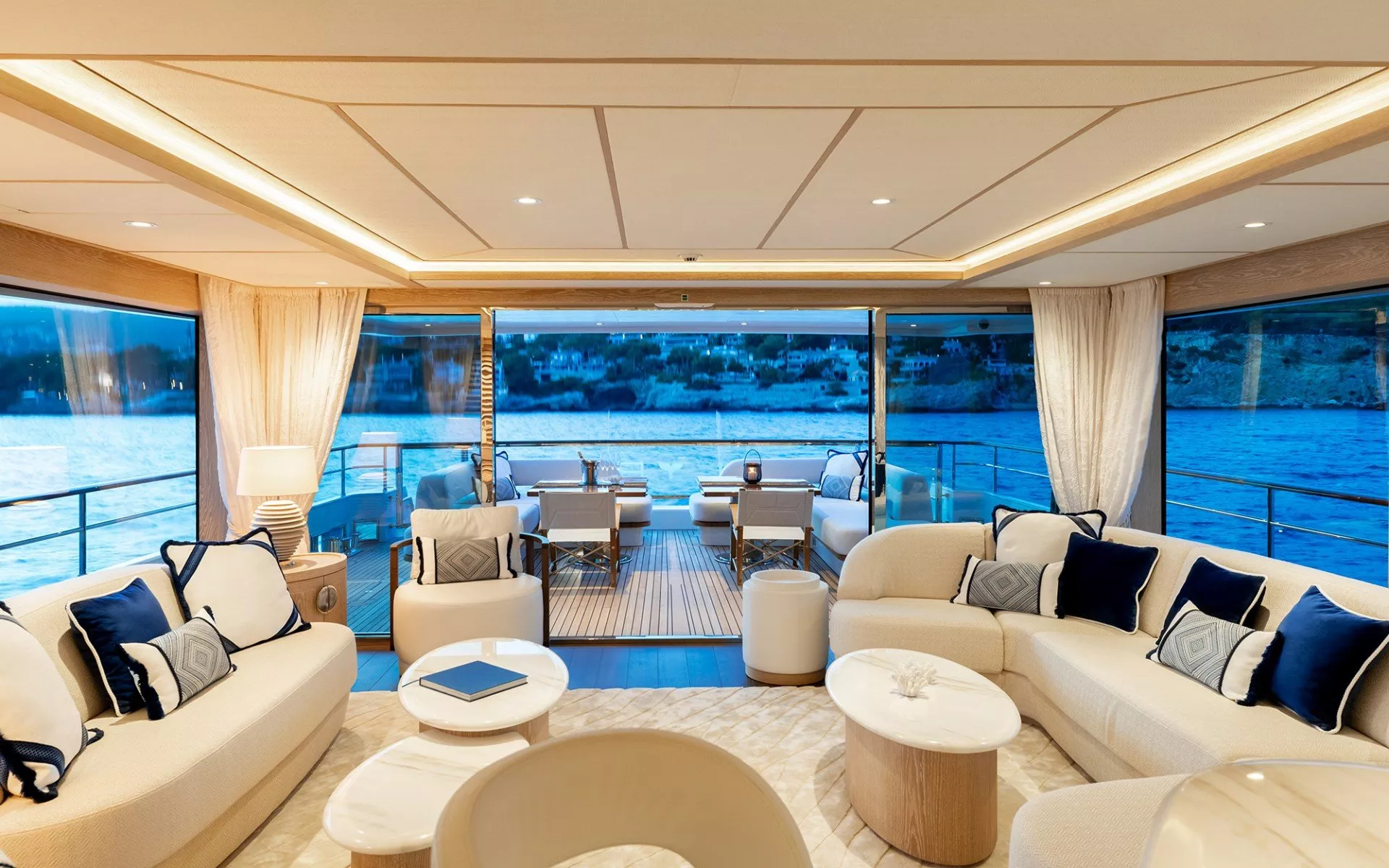https://dev-api.arconyachts.com/storage/media/23378/conversions/710_8392901364-optimize.webp