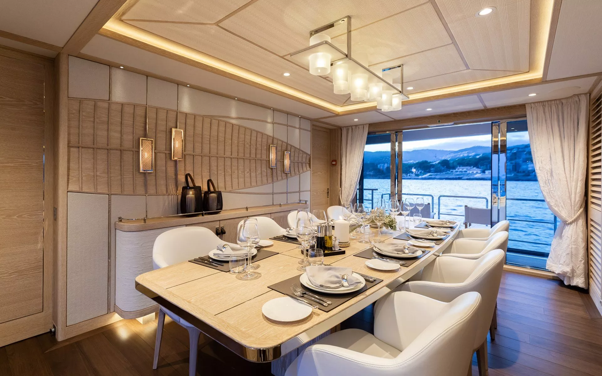https://dev-api.arconyachts.com/storage/media/23379/conversions/710_0912992151-optimize.webp