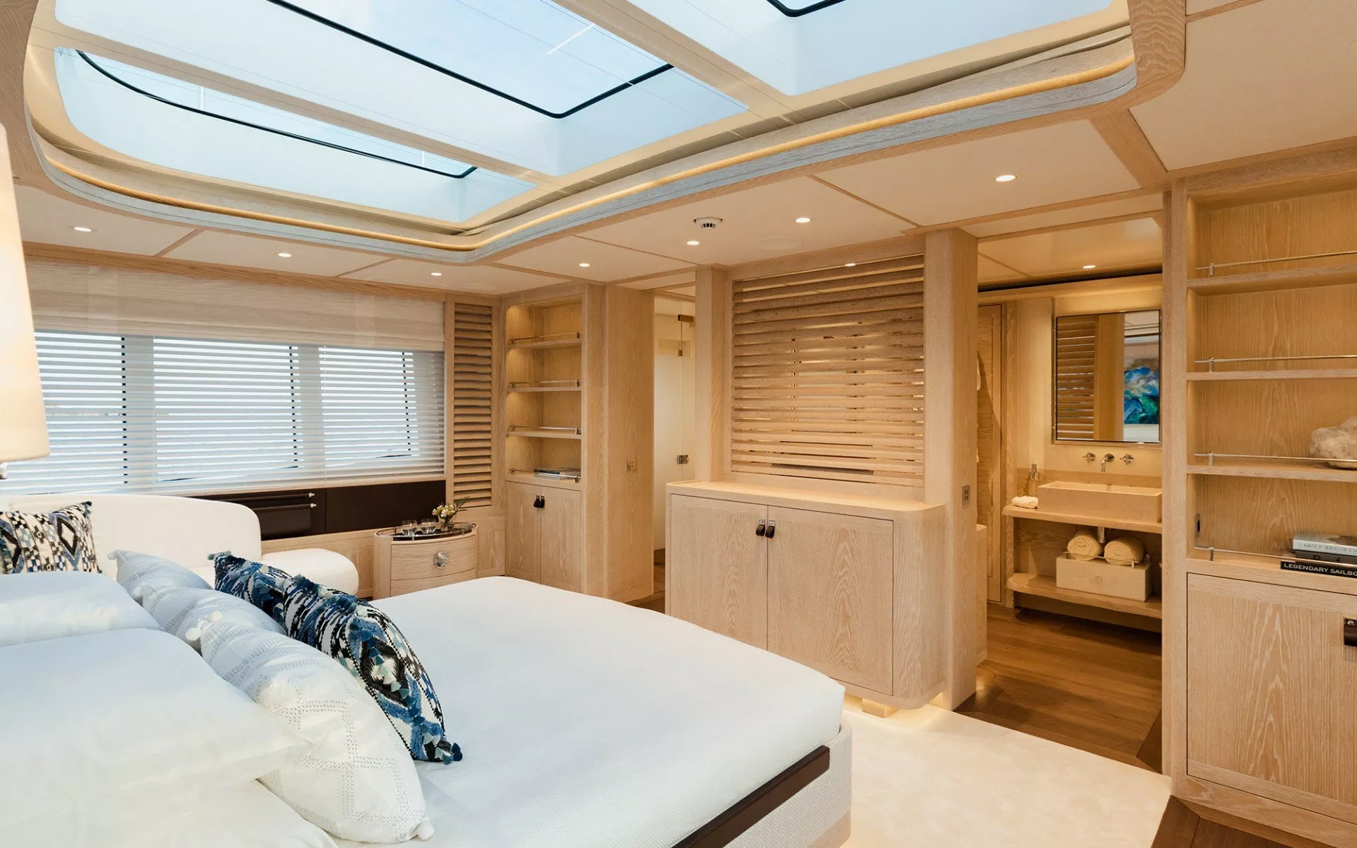 https://dev-api.arconyachts.com/storage/media/23382/conversions/710_7705324256-optimize.webp