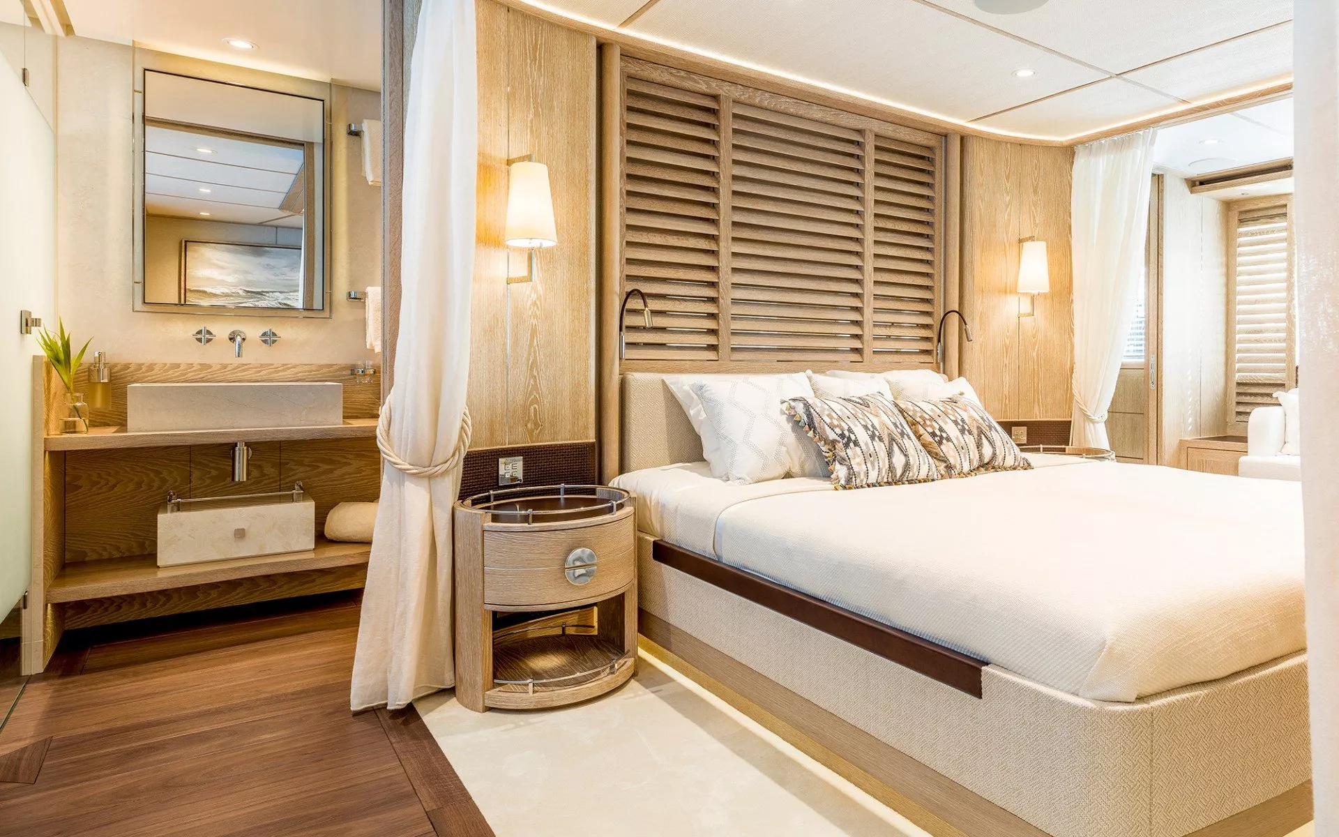 https://dev-api.arconyachts.com/storage/media/23384/conversions/710_6934361736-optimize.webp