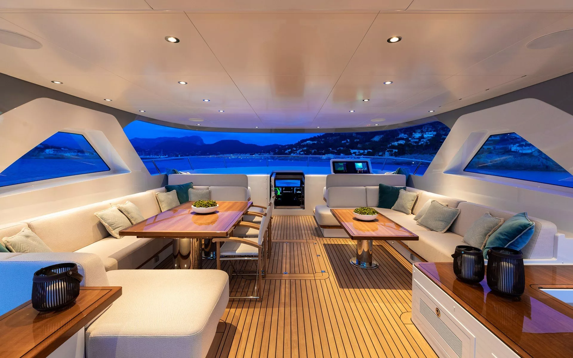 https://dev-api.arconyachts.com/storage/media/23387/conversions/710_8614920537-optimize.webp