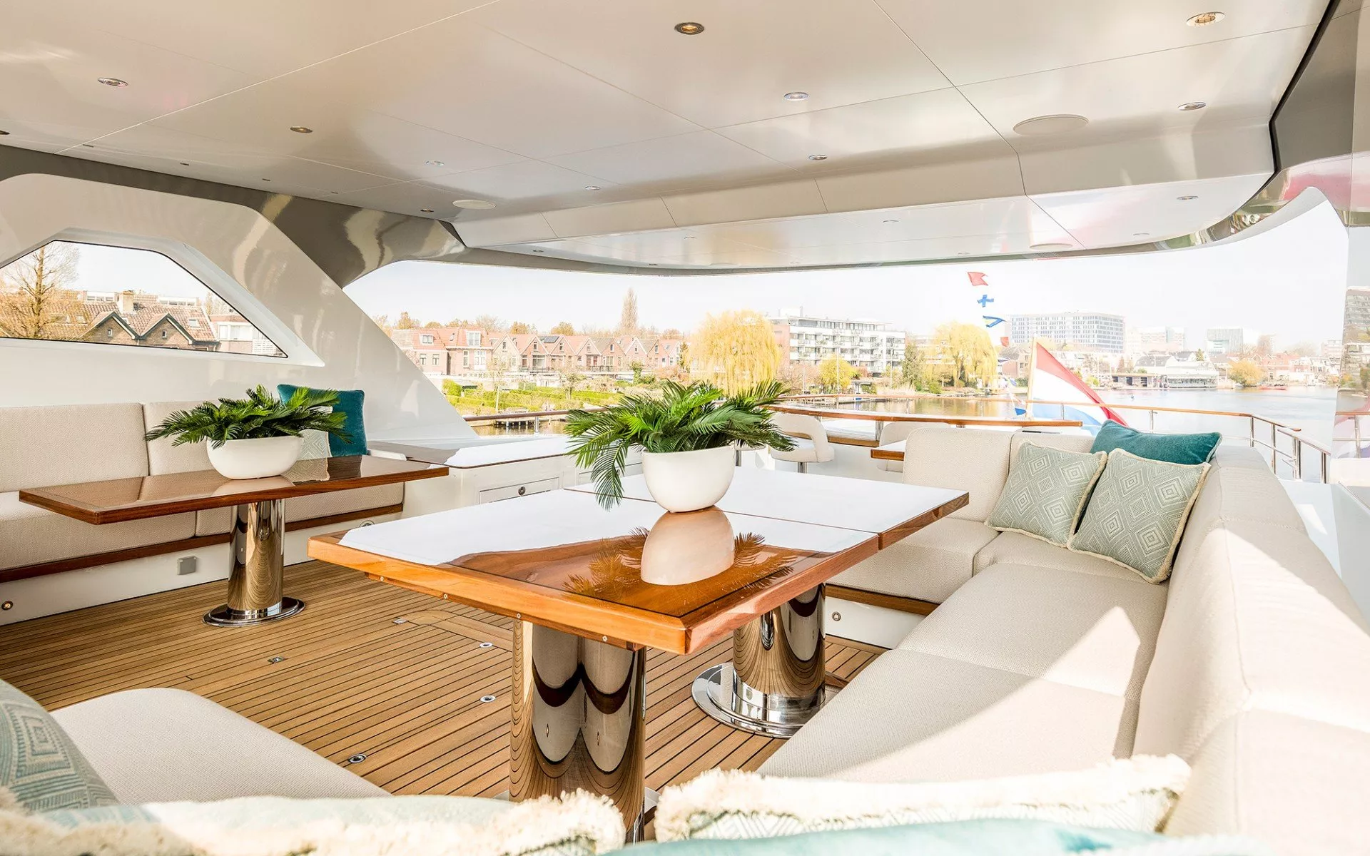 https://dev-api.arconyachts.com/storage/media/23388/conversions/710_0967119744-optimize.webp