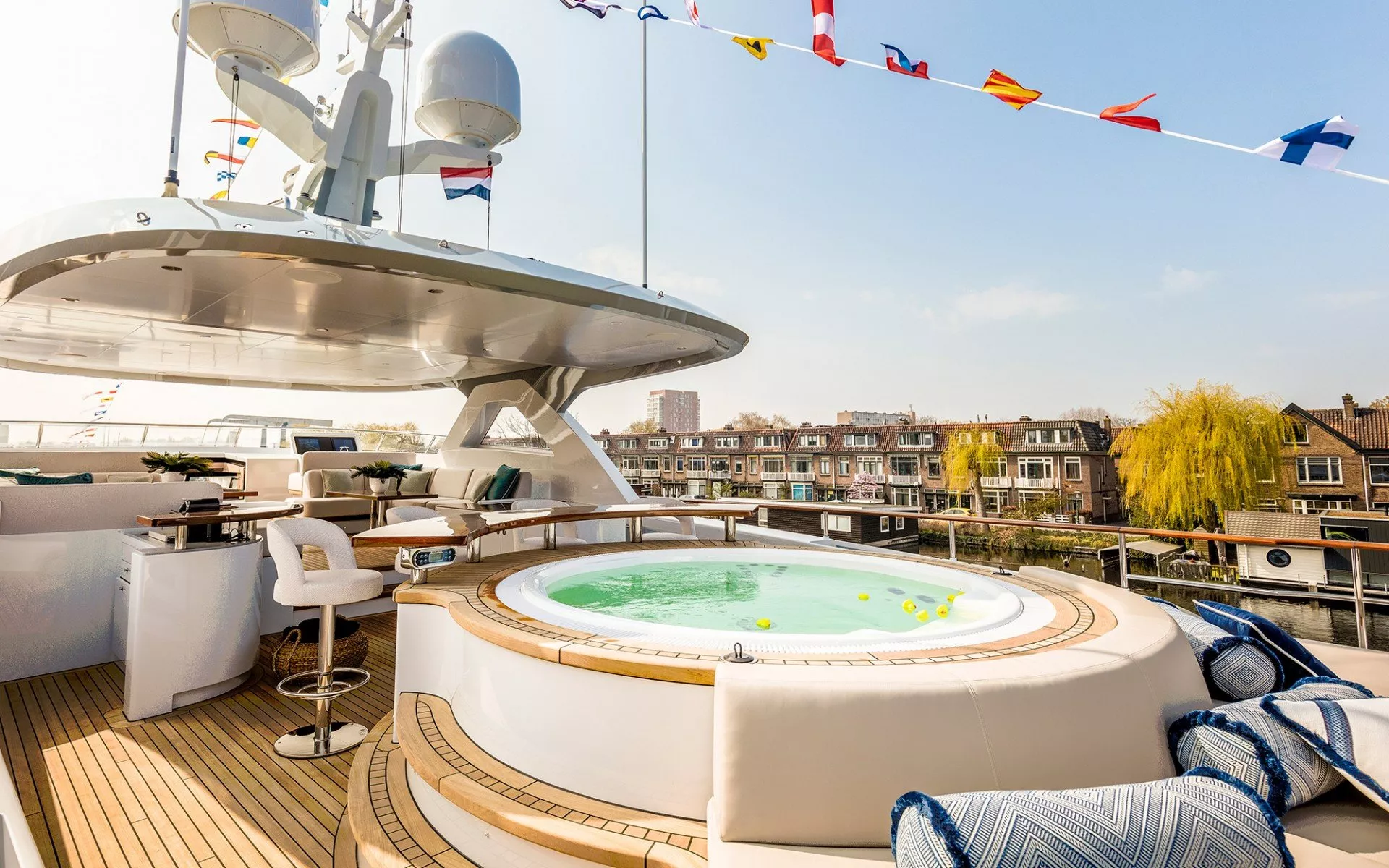 https://dev-api.arconyachts.com/storage/media/23389/conversions/710_0926545284-optimize.webp