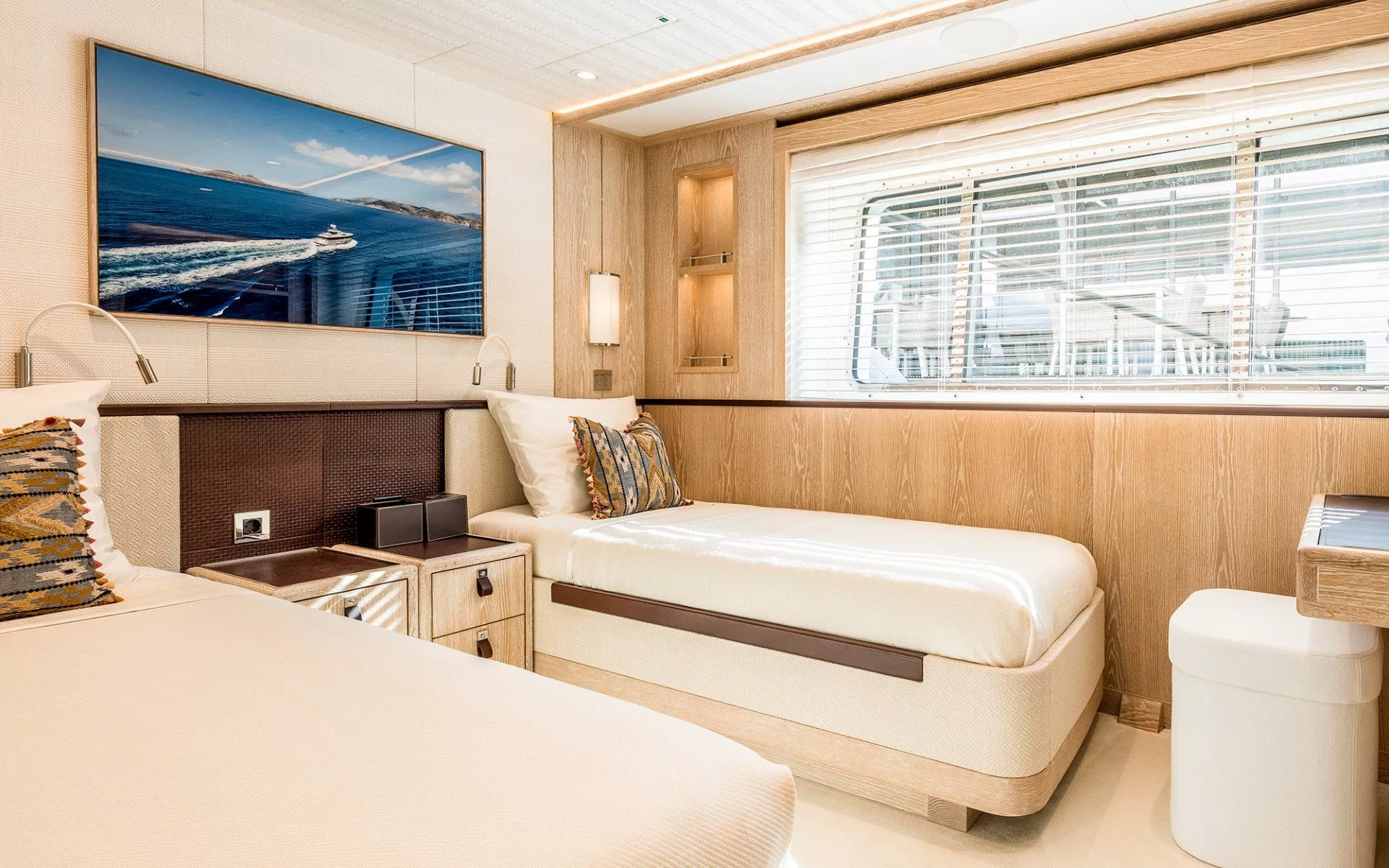 https://dev-api.arconyachts.com/storage/media/23391/conversions/710_6275592665-optimize.webp