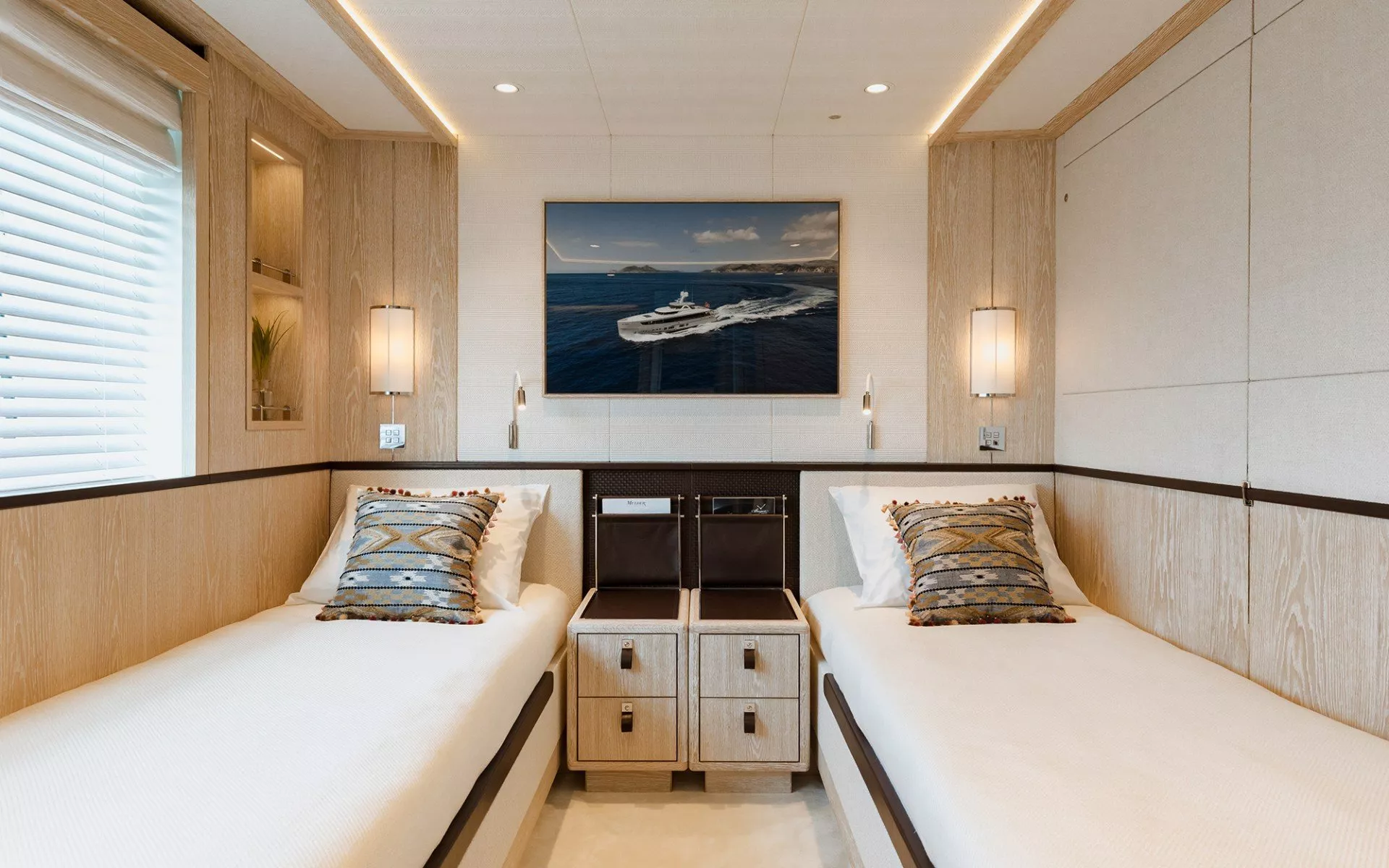 https://dev-api.arconyachts.com/storage/media/23392/conversions/710_9770195495-optimize.webp