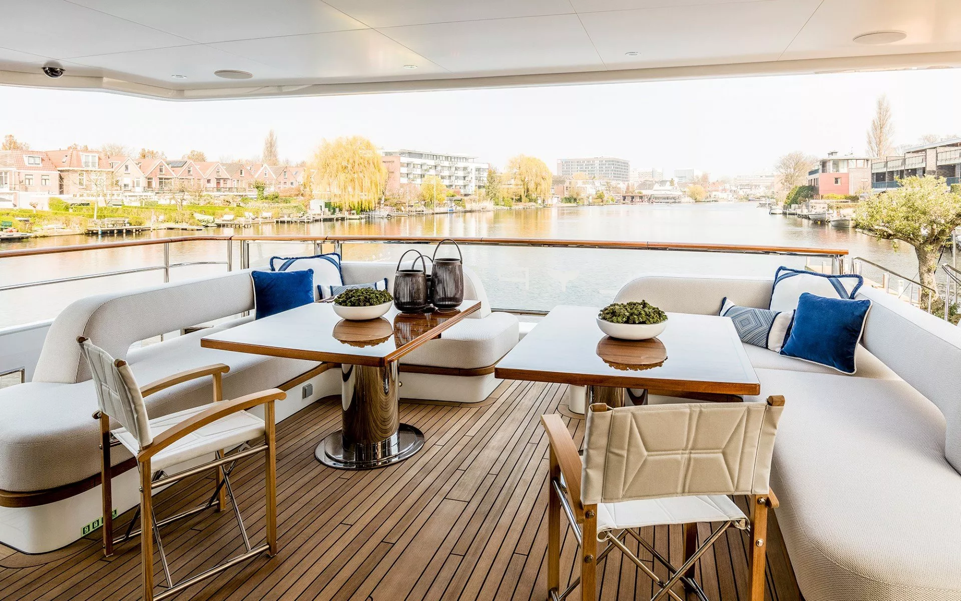https://dev-api.arconyachts.com/storage/media/23394/conversions/710_1397751576-optimize.webp