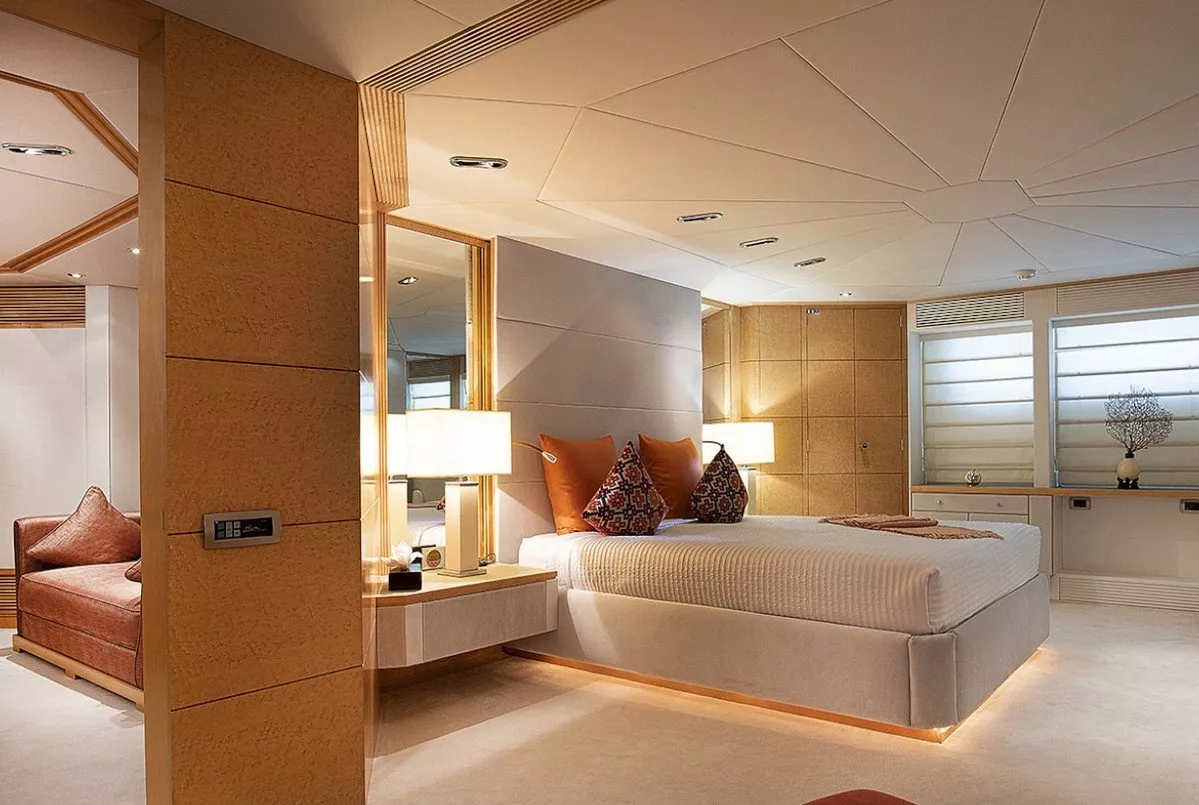 https://dev-api.arconyachts.com/storage/media/23443/conversions/45_7200132410-optimize.webp